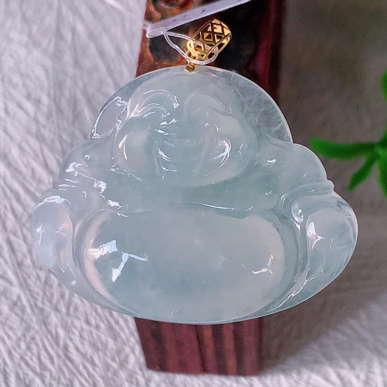 自然光实拍，18K金镶嵌冰种翡翠佛公吊坠，冰透饱满， 佛公亦保平安，寓意有福（佛公）相伴，品相佳，配戴优雅迷人！#49.10整体29.5裸石31.5*24.5*6.2