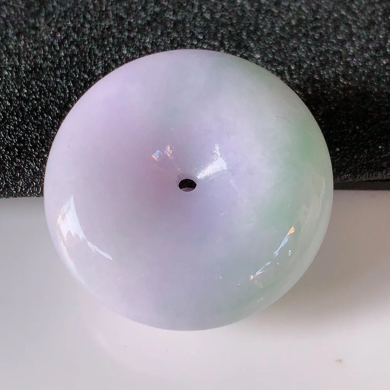 自然光实拍，冰润春带彩翡翠平安扣吊坠，形体饱满圆润，平安扣肥嘟嘟的，平平安安，种水很好，配戴精美！#