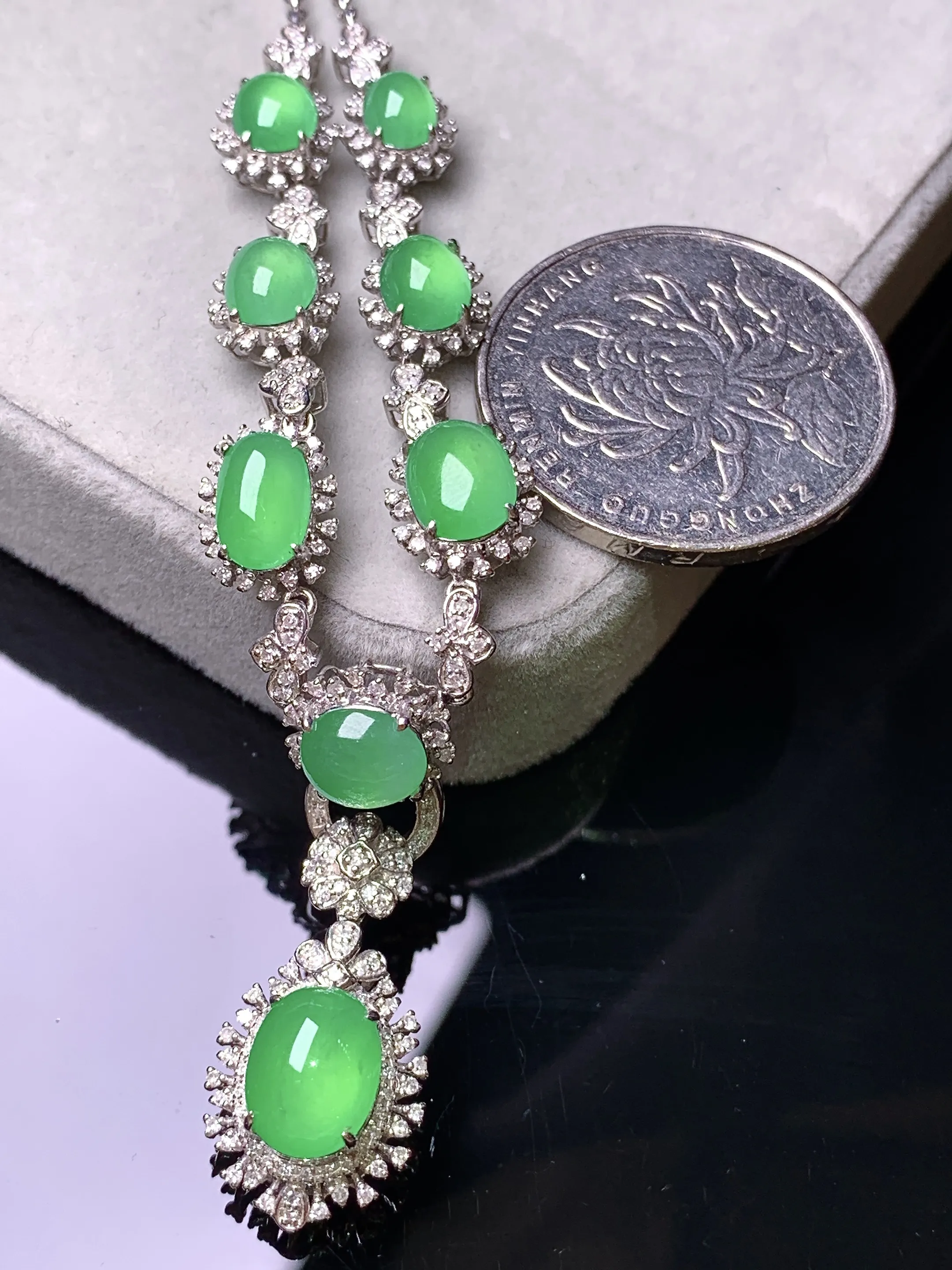 18k金钻镶嵌多用满绿蛋面项链吊坠 玉质细腻 色泽艳丽清新 整体尺寸23.3*12*9.3