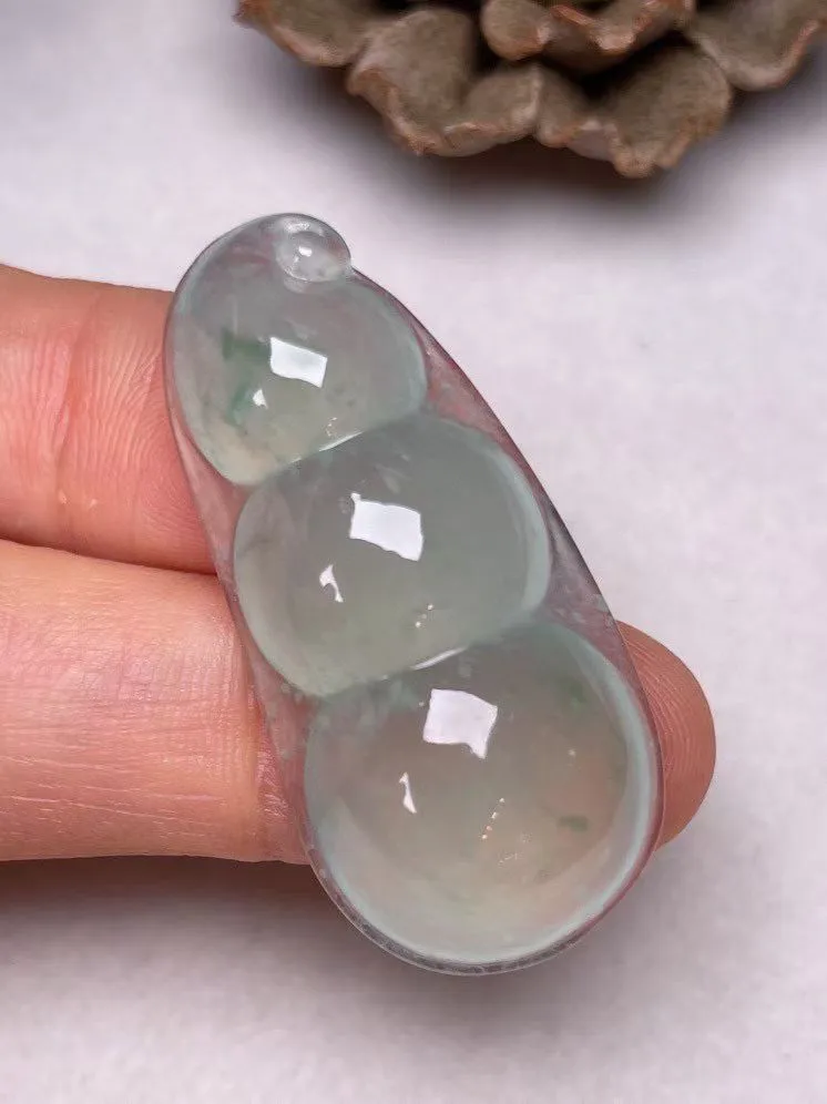 冰种飘花【福豆】吊坠，种水好，玉质细腻 ，卖相好