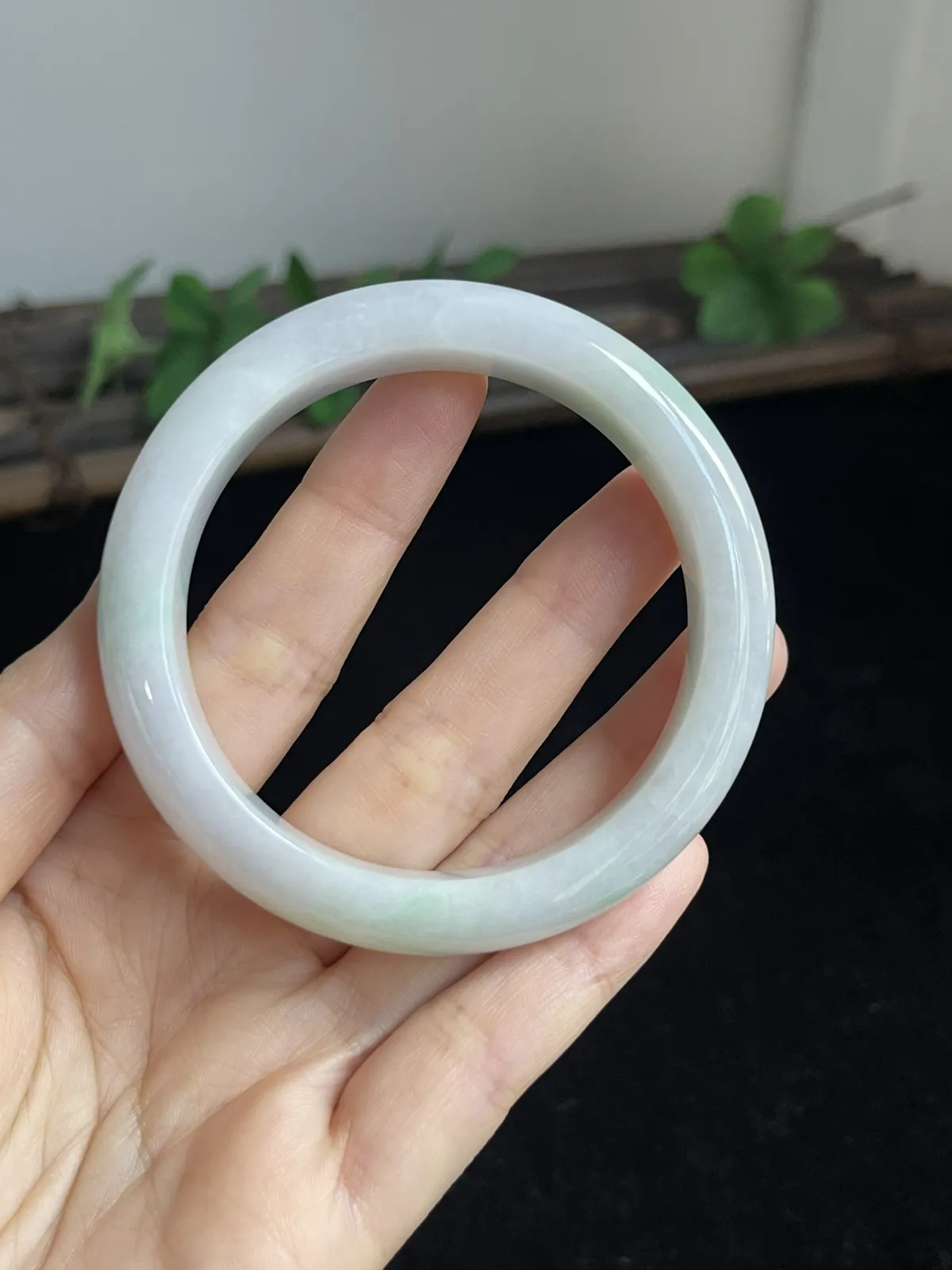 翡翠手镯，种老肉细，飘一片阳绿阳，上手仙气飘飘，非常漂亮