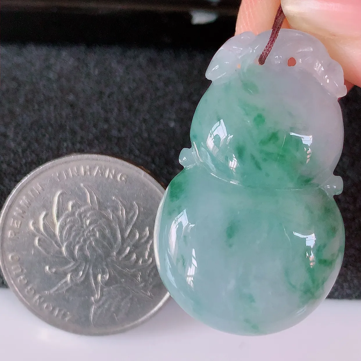 自然光实拍，冰紫罗兰飘花翡翠福豆吊坠，寓意“四季平安，福气满满”胶感十足，饱满，佩戴效果优雅迷人！#57.7