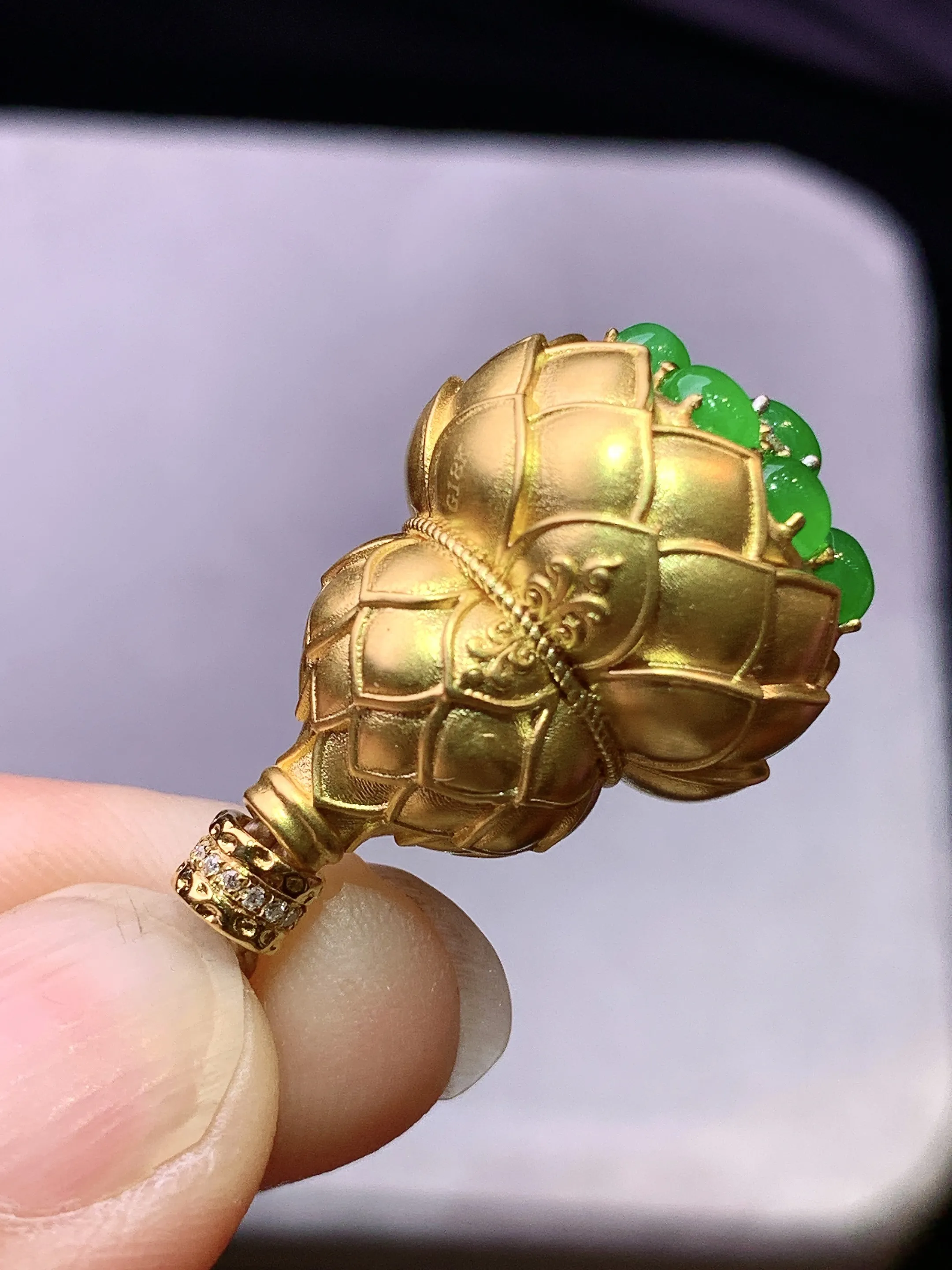 18k金钻镶嵌满绿蛋面组合花蕾吊坠 玉质细腻 色泽艳丽清新 整体尺寸27*17.5*17.5