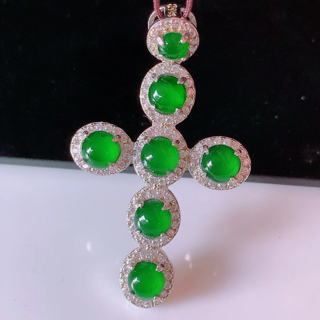 冰透满绿翡翠925银镶嵌十字架吊坠，自然光实拍，翠色灵动，颜色漂亮，种老水足，品相佳，佩戴佳品！#9