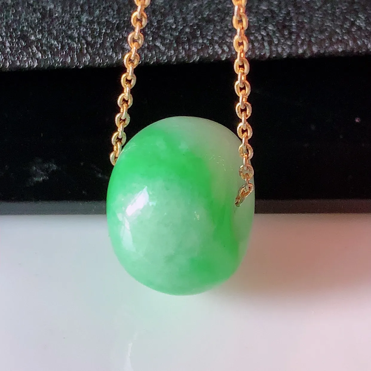 自然光实拍，冰润飘绿翡翠路路通吊坠，寓意好运连连，路路畅通，经典款式，财运滚滚，路路通，佩戴效果更好！配图银链子#05.10