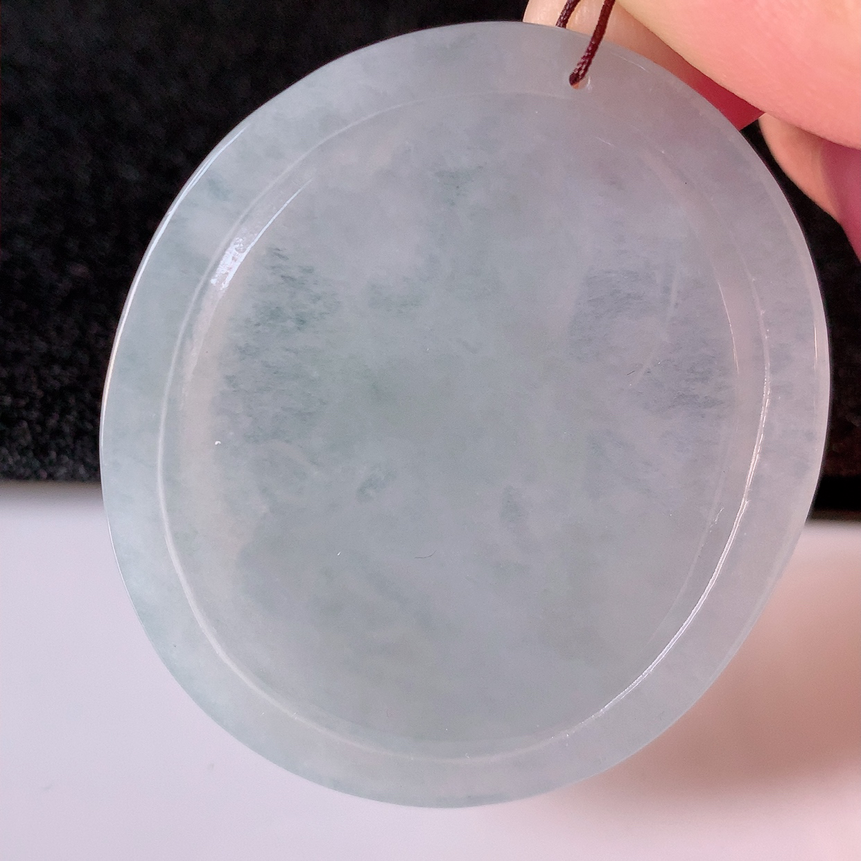 自然光实拍，冰种翡翠莲花观音菩萨吊坠，赐福观音，玉润通透，慈祥端庄！#05.10