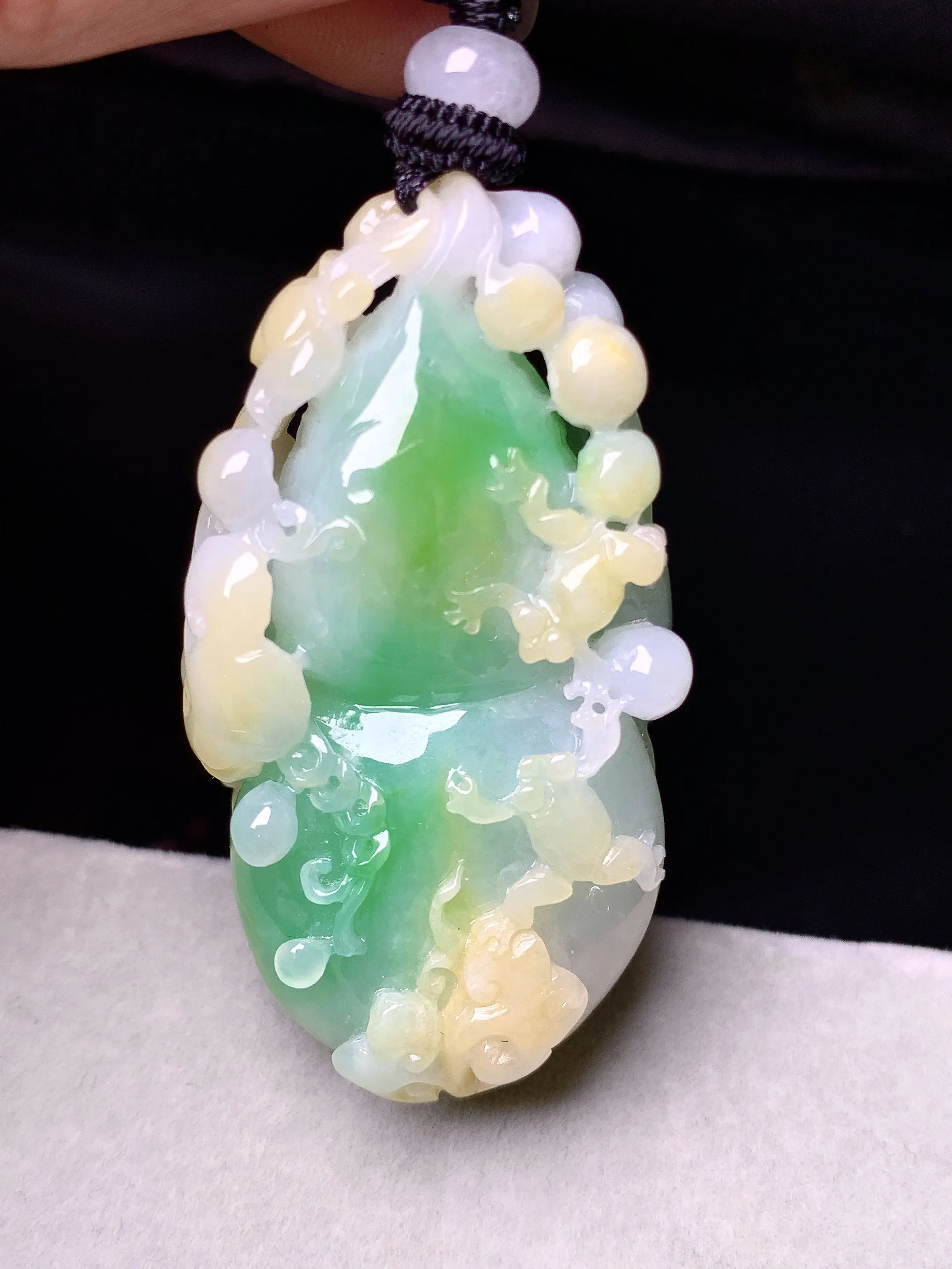 飘黄绿翡葫芦吊坠 玉质细腻 色泽艳丽清新 整体尺寸 47.5*26*14.8