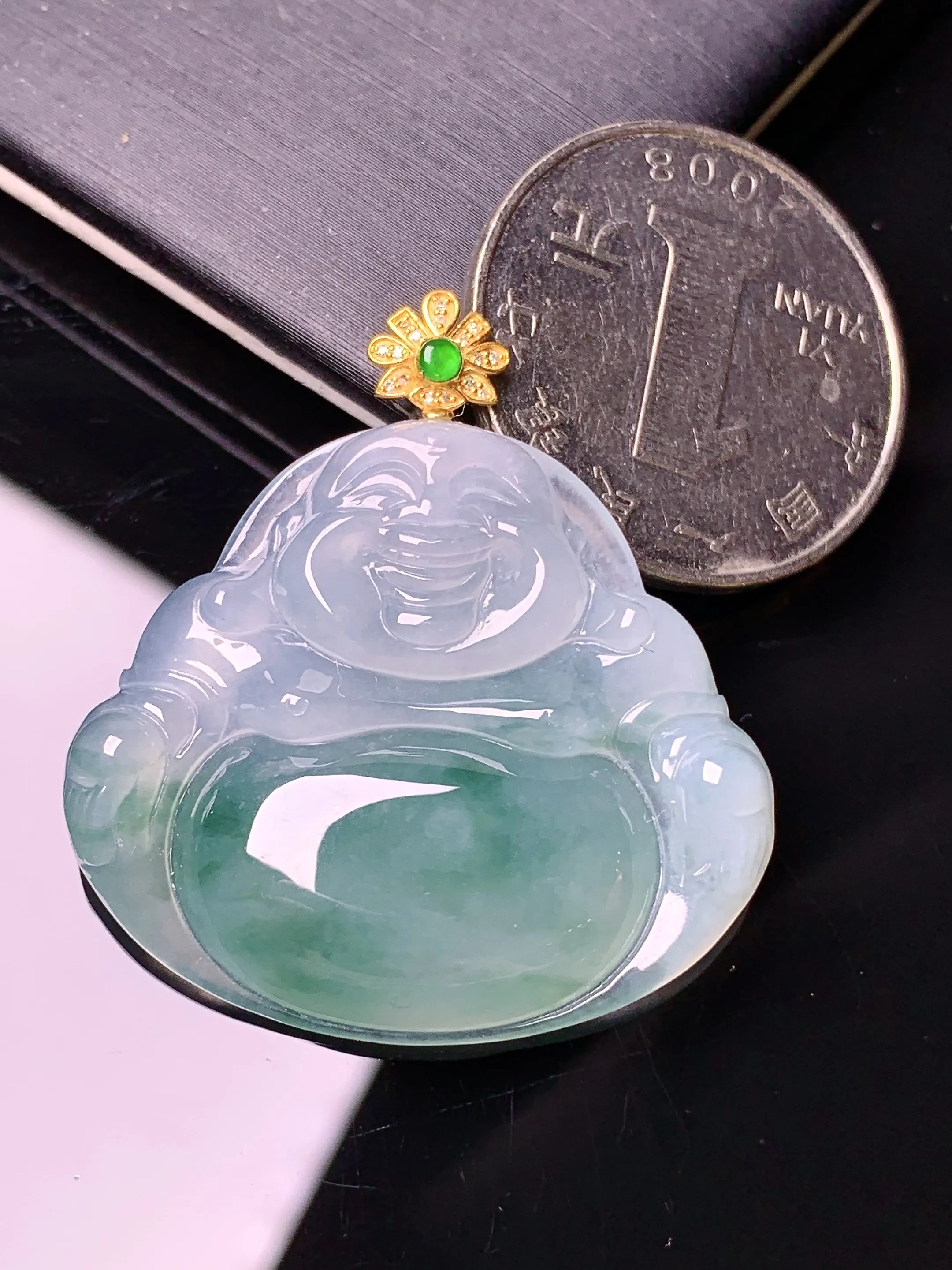 18k金钻镶嵌冰种飘绿佛公吊坠 玉质细腻 色泽艳丽清新 整体尺寸36*33.3*5.8