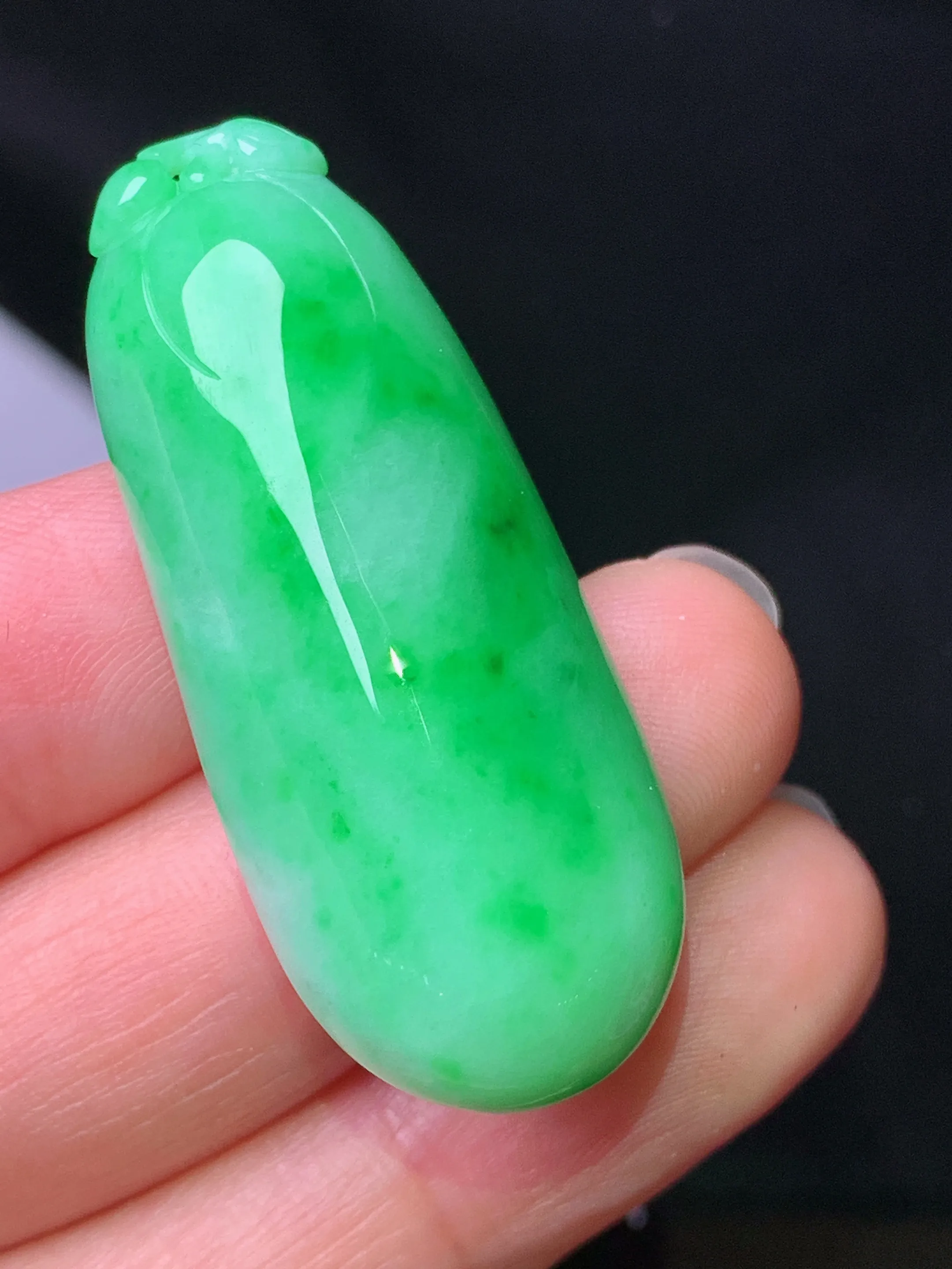 翠绿福瓜吊坠 玉质细腻 色泽艳丽清新 整体尺寸42.3*17.2*10.2