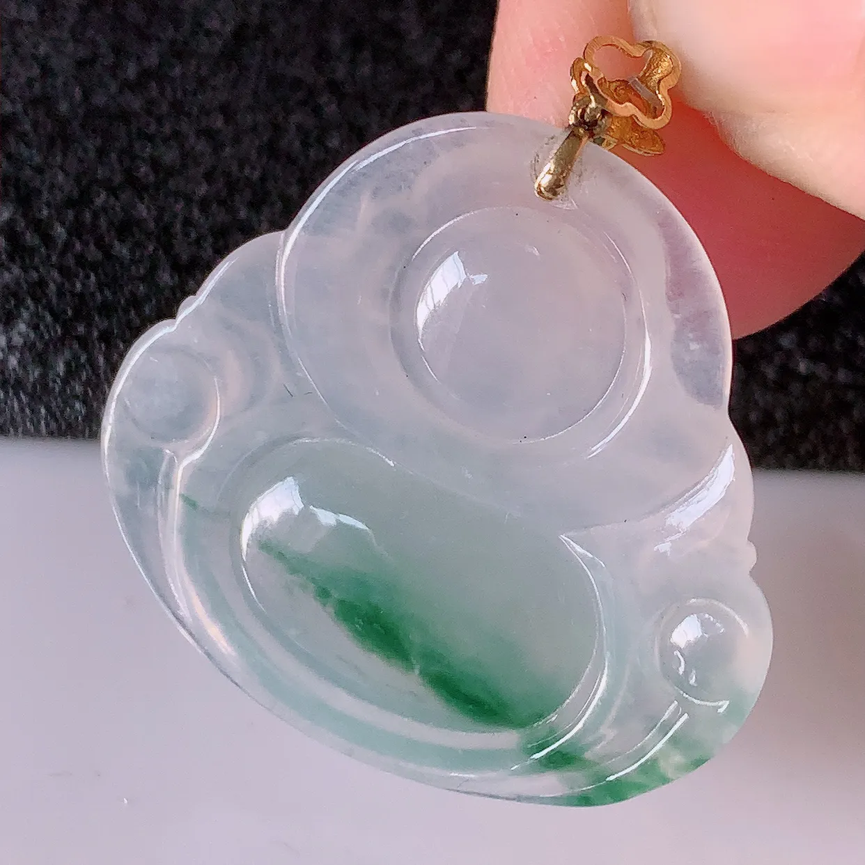 自然光实拍，18K金镶嵌冰种飘花翡翠佛公吊坠，冰透饱满， 佛公亦保平安，寓意有福（佛公）相伴，品相佳，配戴优雅迷人！#49.10整体30.5裸石27.5*25*4.8