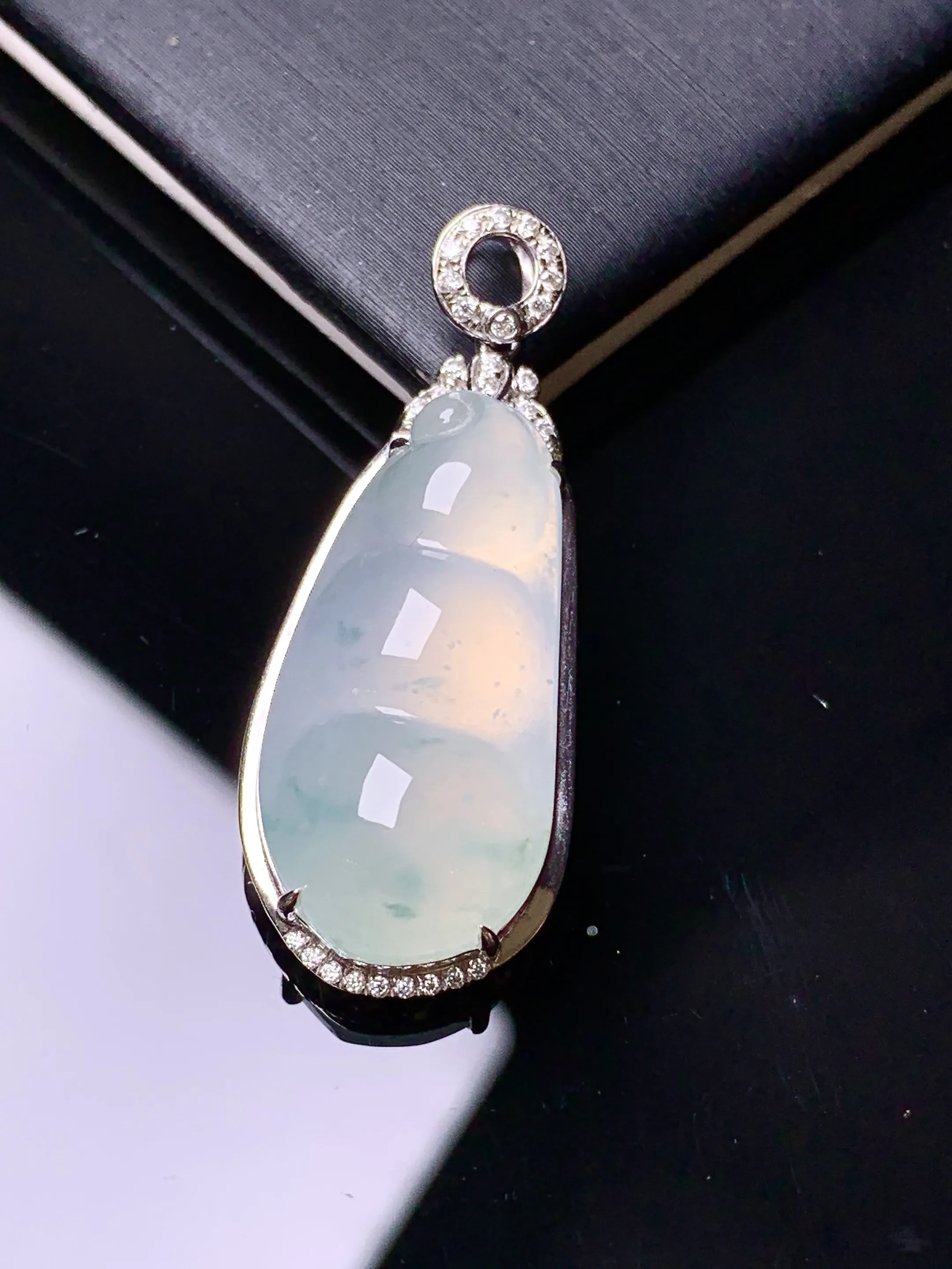 18k金钻镶嵌冰种四季豆吊坠 玉质细腻 色泽艳丽清新 整体尺寸34.8*13.6*7.5