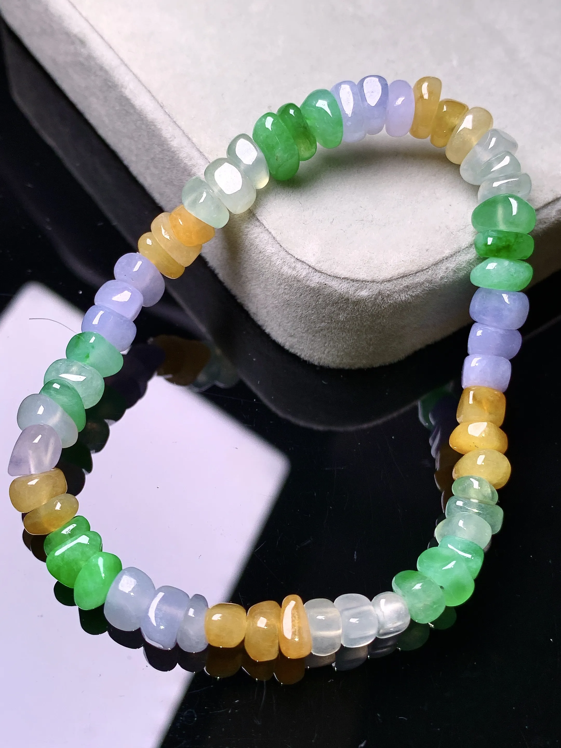 多彩随形手链 玉质细腻 色泽艳丽清新 整体尺寸6.3*5.5*3.8