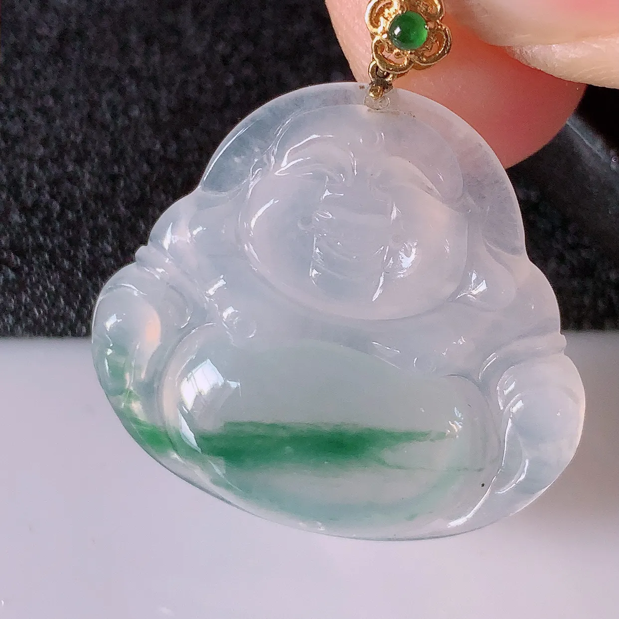 自然光实拍，18K金镶嵌冰种飘花翡翠佛公吊坠，冰透饱满， 佛公亦保平安，寓意有福（佛公）相伴，品相佳