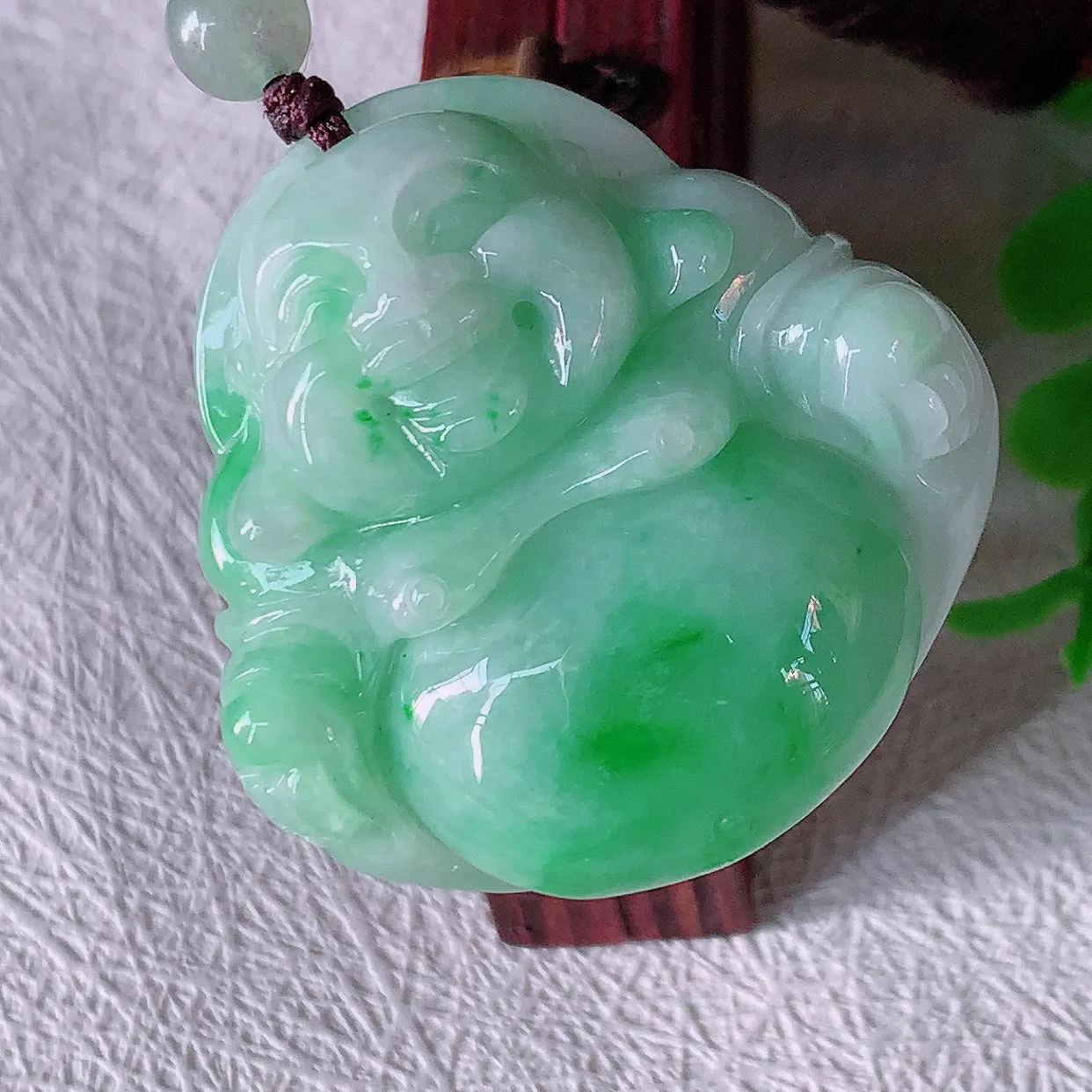 自然光实拍，大件厚装冰润飘绿翡翠佛公吊坠，开心笑佛，种老水足，颜色漂亮，立体饱满圆润，佩戴效果赞#46.10