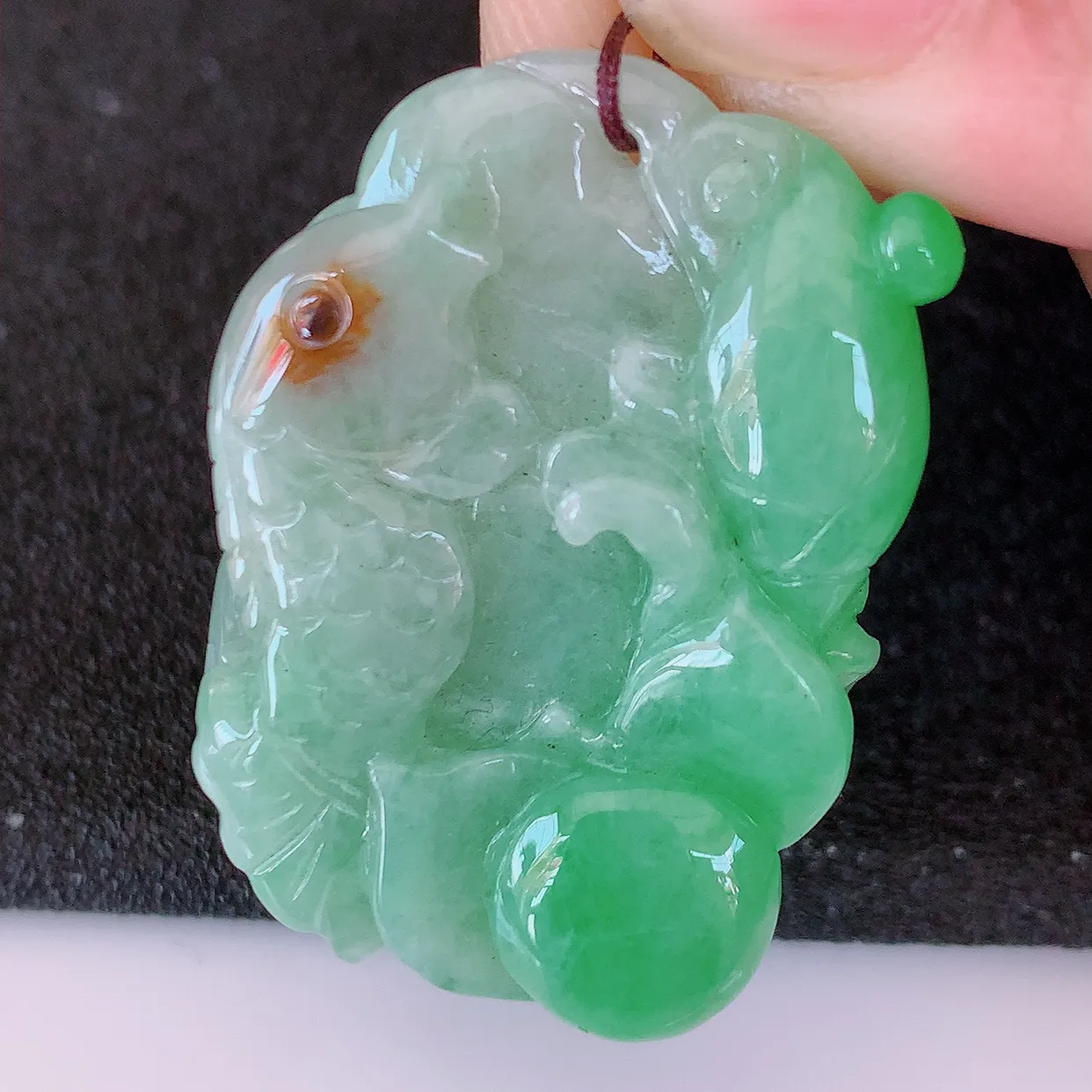 自然光实拍，冰润黄加绿翡翠荷叶鱼吊坠，种老水足，雕工精湛 ，寓意美好，佩戴时尚出众！#87.7