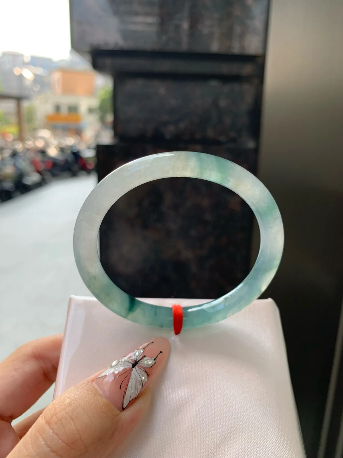 冰飘花贵妃
51-44.5-7-7
打灯小细纹，不影响，底妆冰透，胶润细腻，蓝花灵动飘逸，勾勒出一幅唯美诗意的山水意境画，古典优雅又秀气