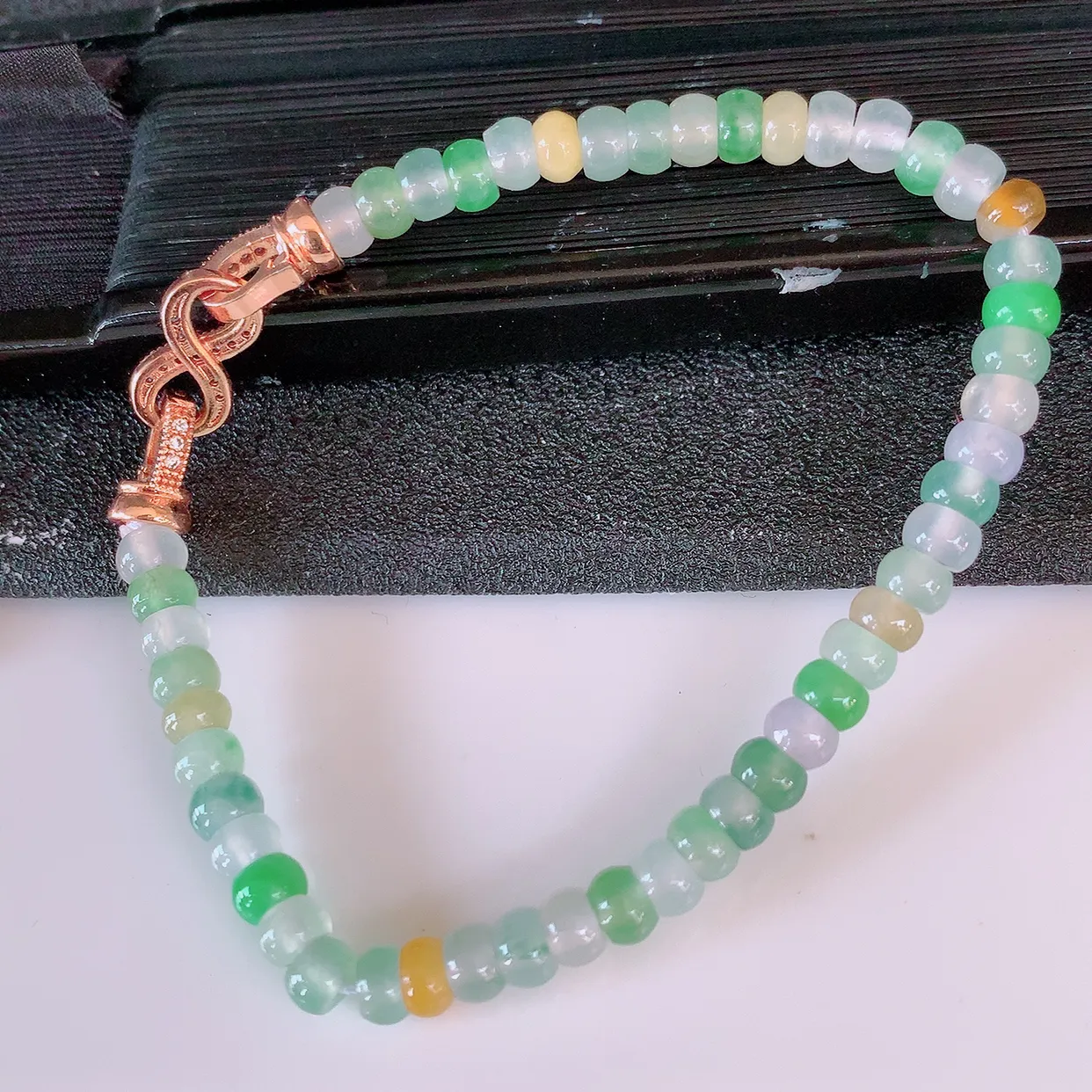 自然光实拍，冰种多宝翡翠手链，多彩翡翠手串，颜色丰富，料子细腻，高档大气，自戴送礼佳品！#60.7取一尺寸4.5