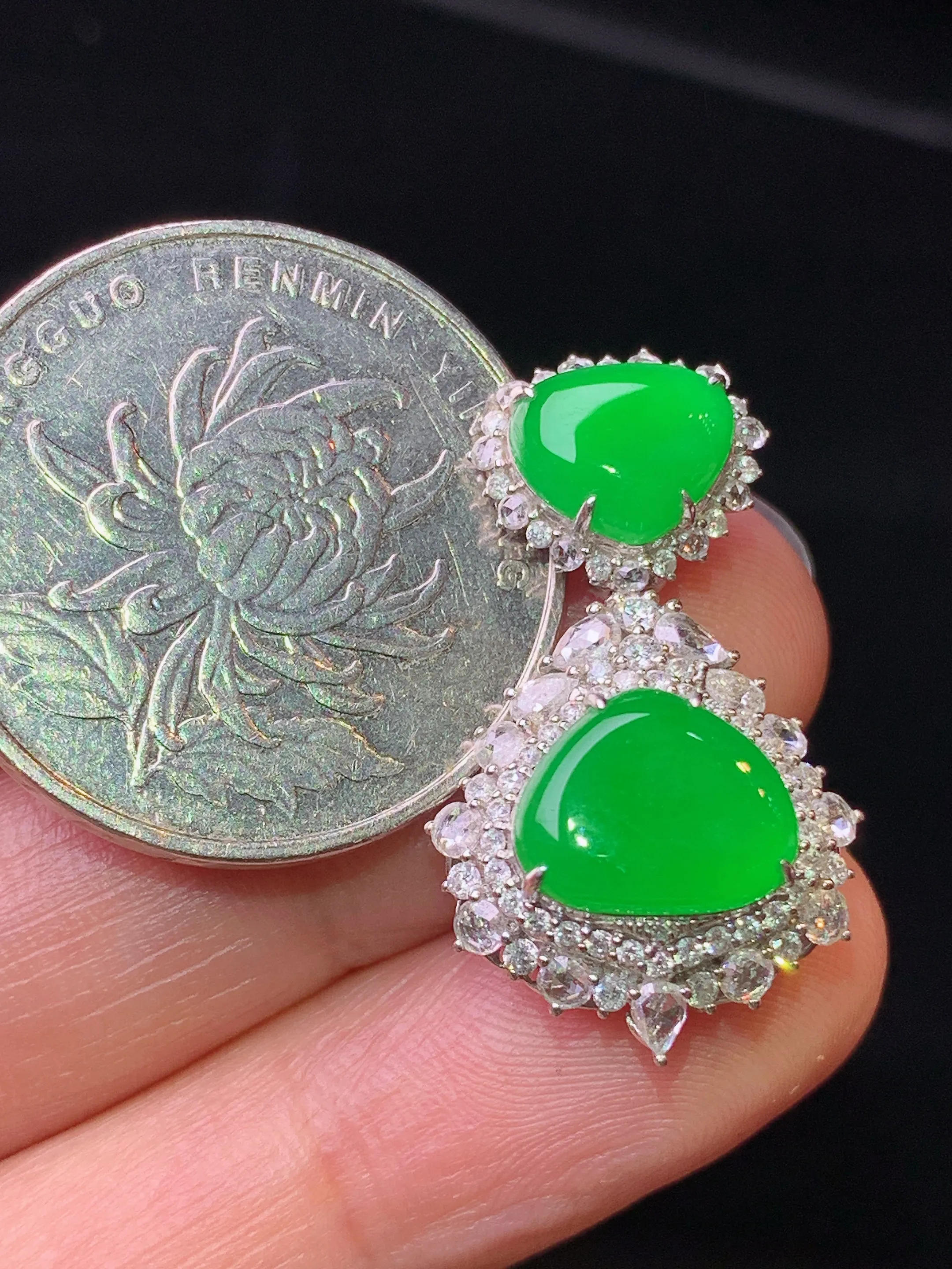 18k金钻镶嵌满绿心形吊坠 玉质细腻 色泽艳丽清新 整体尺寸27.5*16.2*9.7