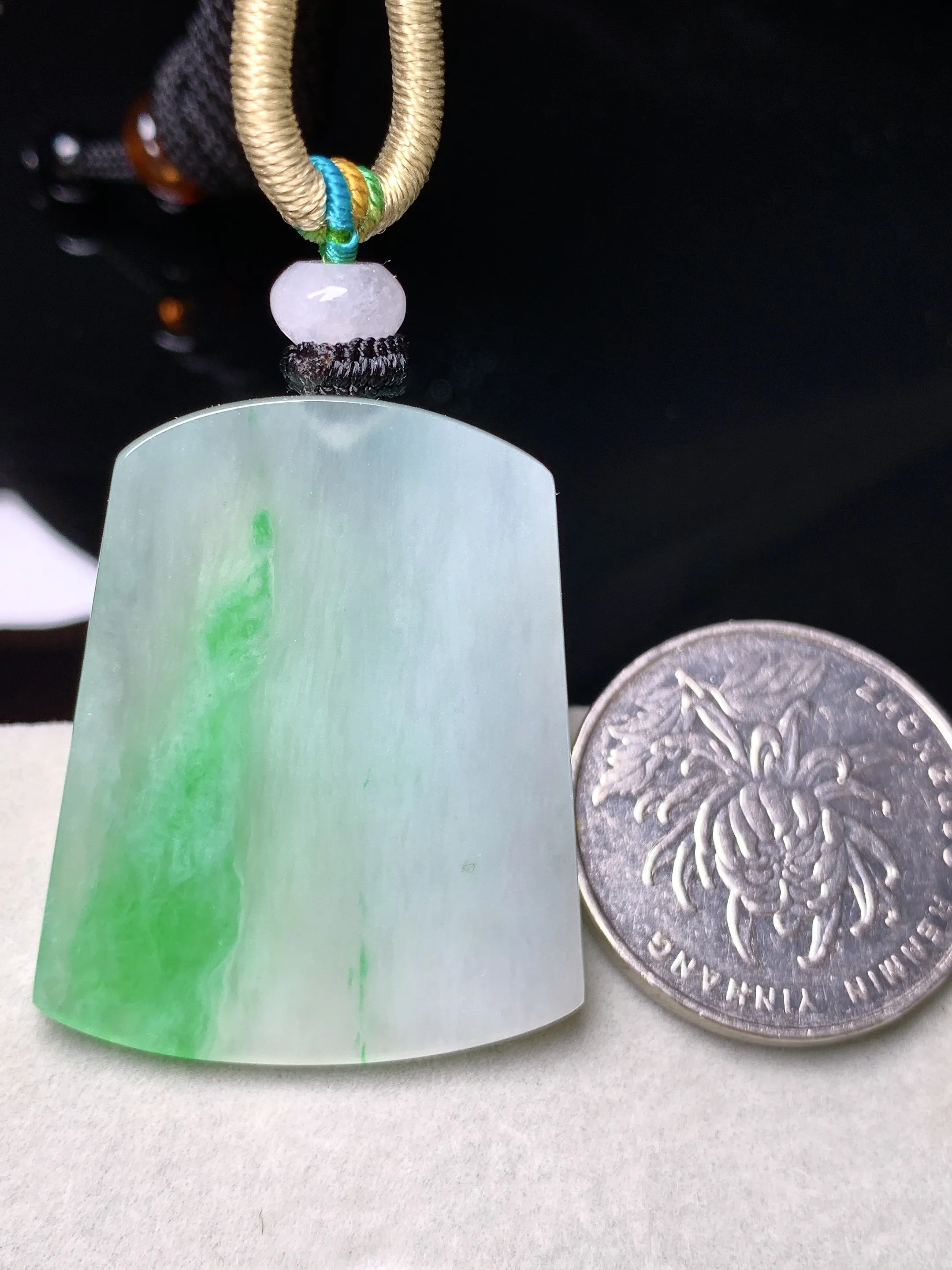 飘绿无事牌吊坠 玉质细腻 色泽艳丽清新 整体尺寸34.8*29.2*5.2