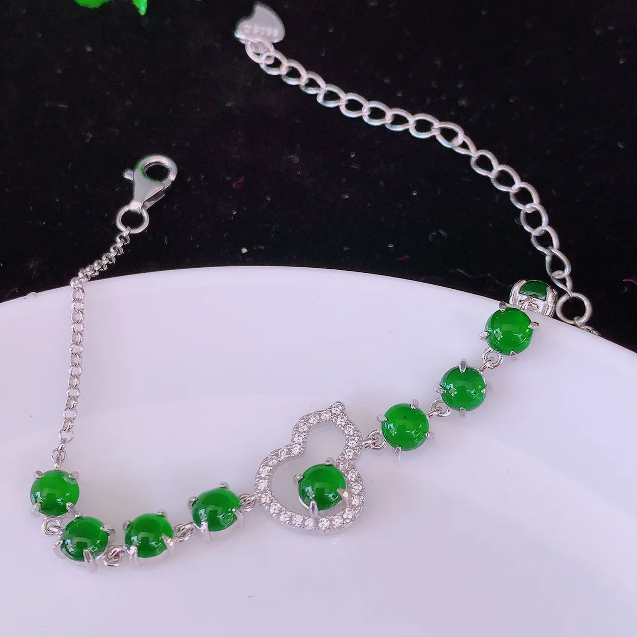 冰透满绿翡翠925银镶嵌手链，自然光实拍，翠色灵动，颜色漂亮，种老水足，品相佳，佩戴佳品！#97.7取一整体4.2*4.2*3.5裸石4*4