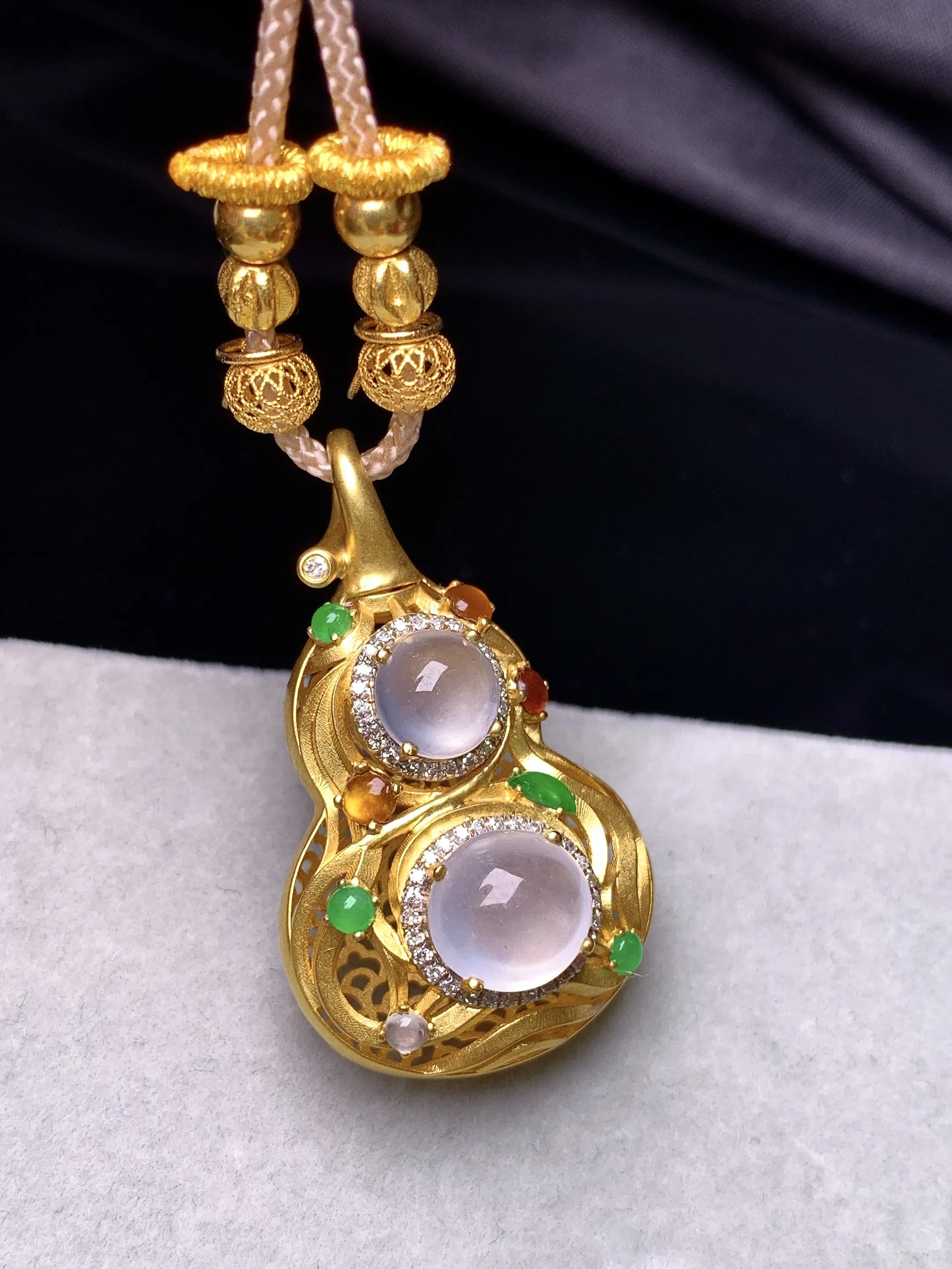 18k金钻镶嵌冰种蛋面吊坠 玉质细腻 色泽艳丽清新 整体尺寸32.5*19.3*14.5