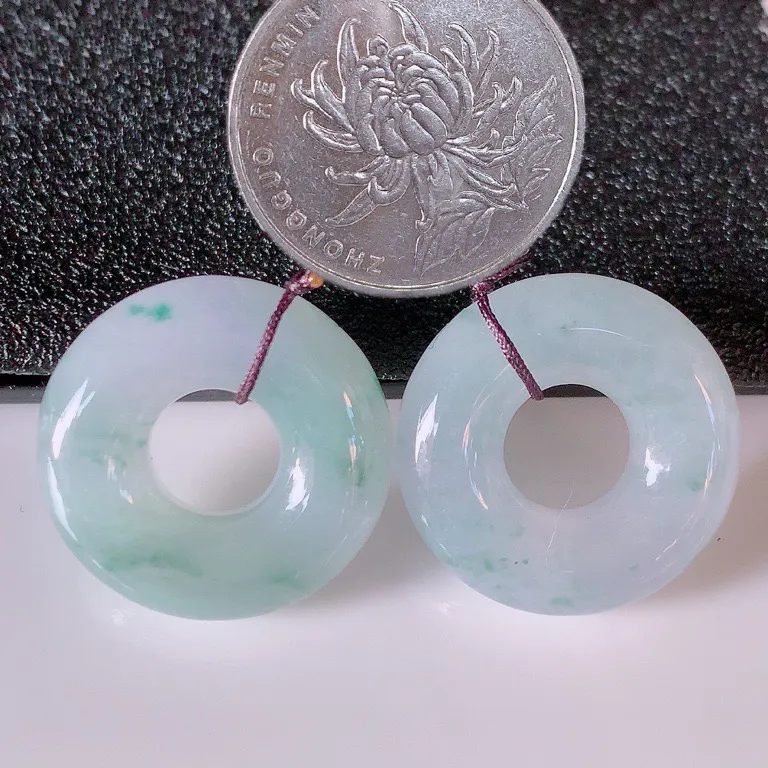 自然光实拍，冰飘花翡翠一对平安扣吊坠，翠色灵动，玉质细腻，颜色漂亮，品相佳，佩戴佳品！49.10