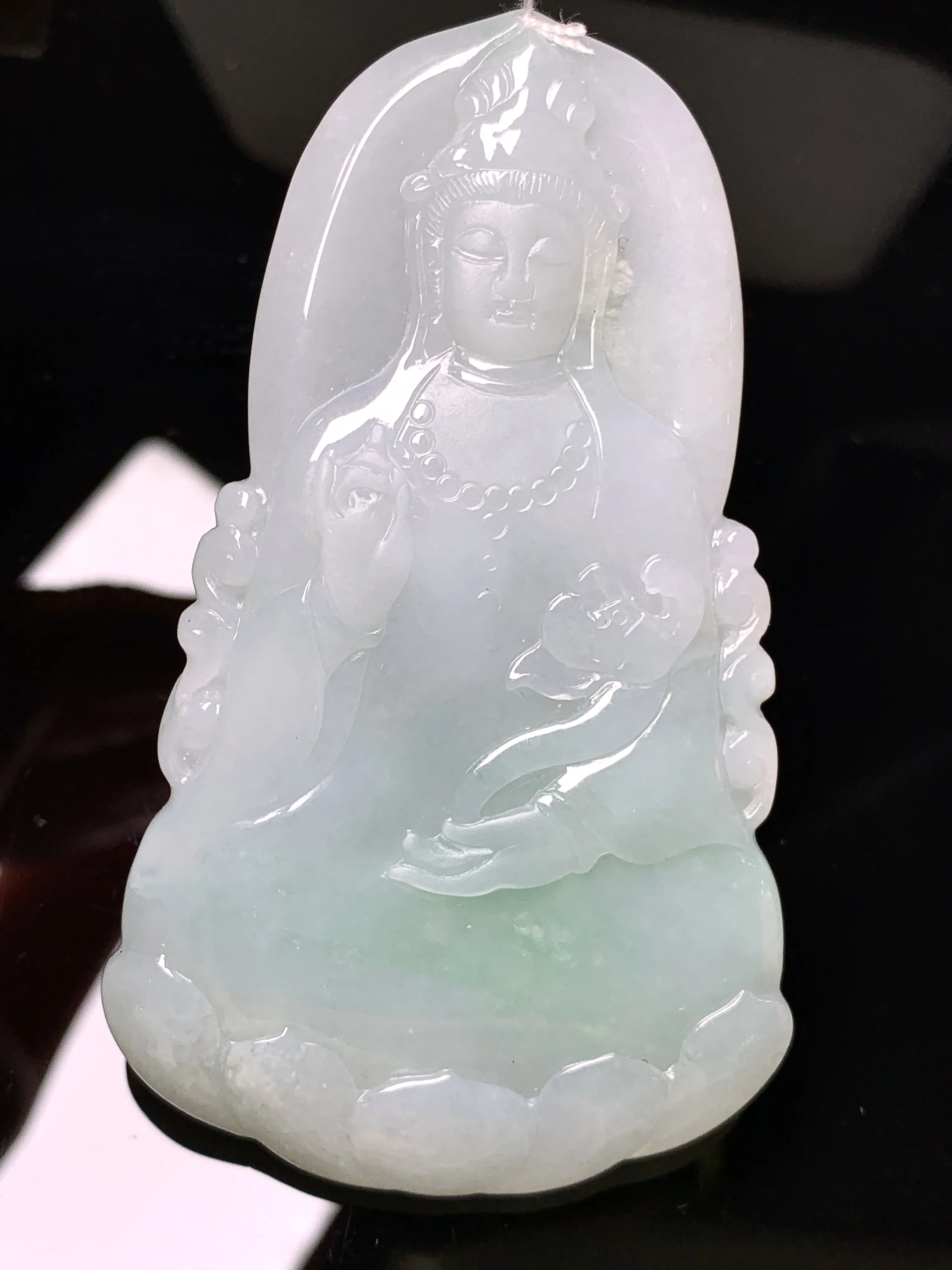 飘绿观音菩萨吊坠 玉质细腻 色泽艳丽清新 整体尺寸70.8*41.7*5.6