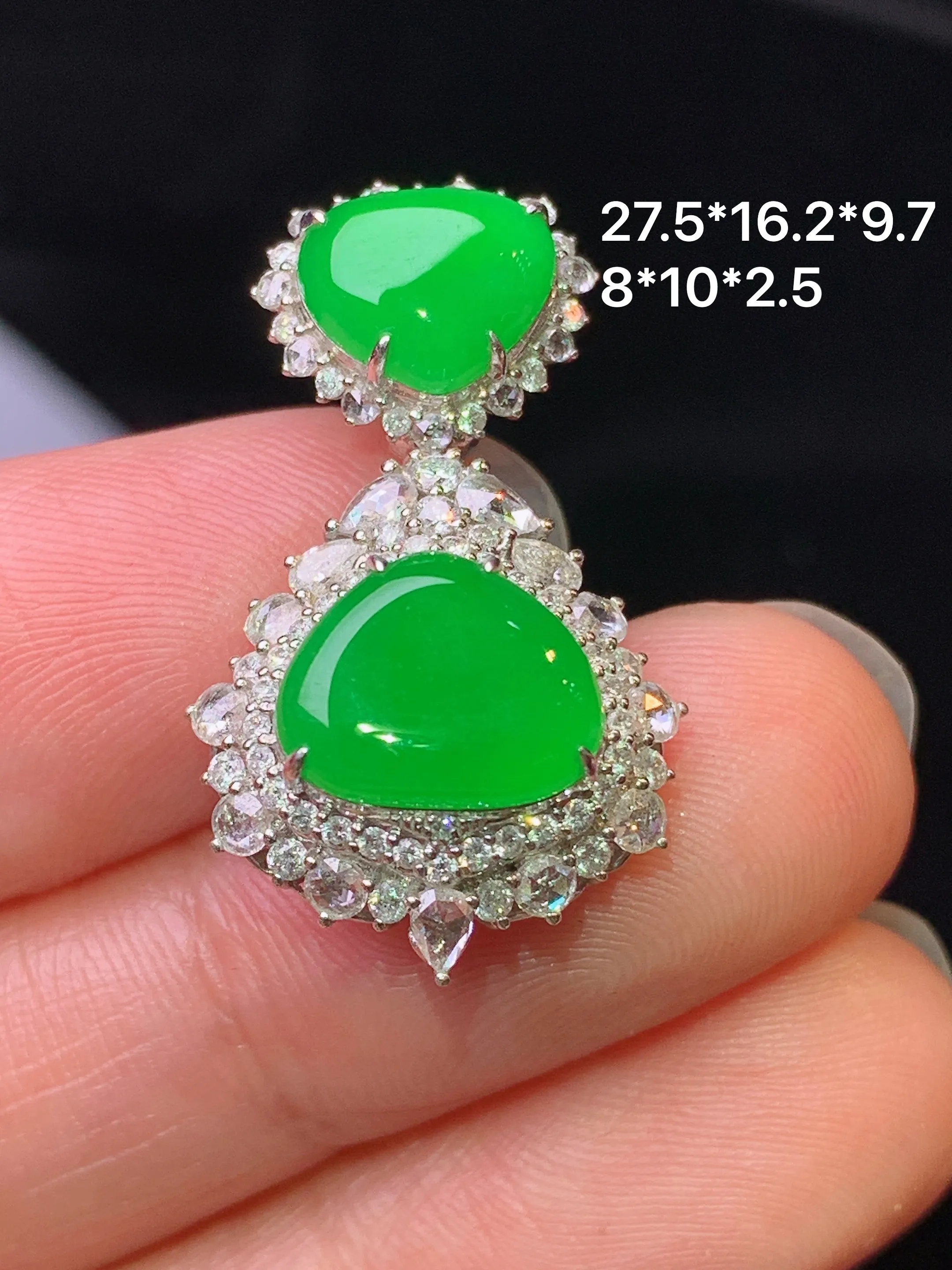 18k金钻镶嵌满绿心形吊坠 玉质细腻 色泽艳丽清新 整体尺寸27.5*16.2*9.7