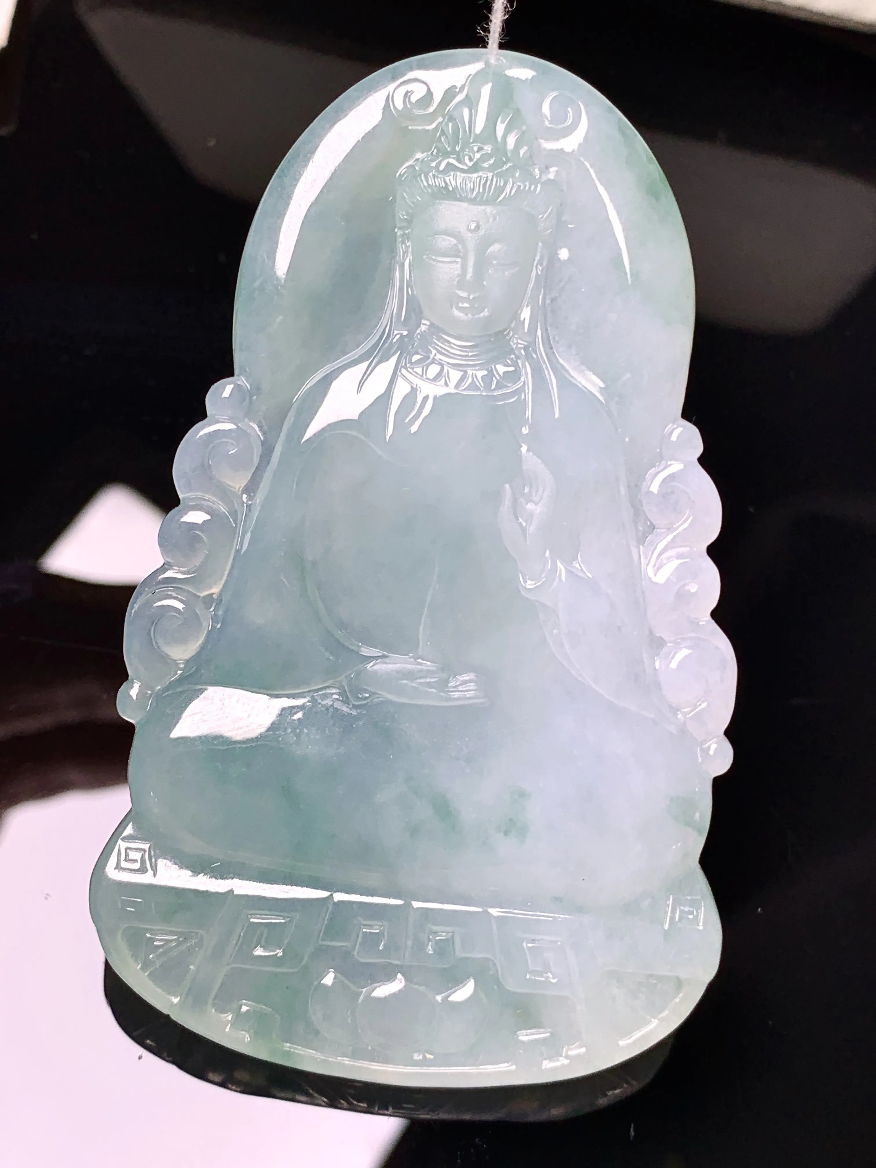 飘绿观音菩萨吊坠 玉质细腻 色泽艳丽清新 整体尺寸68*41.8*5.5