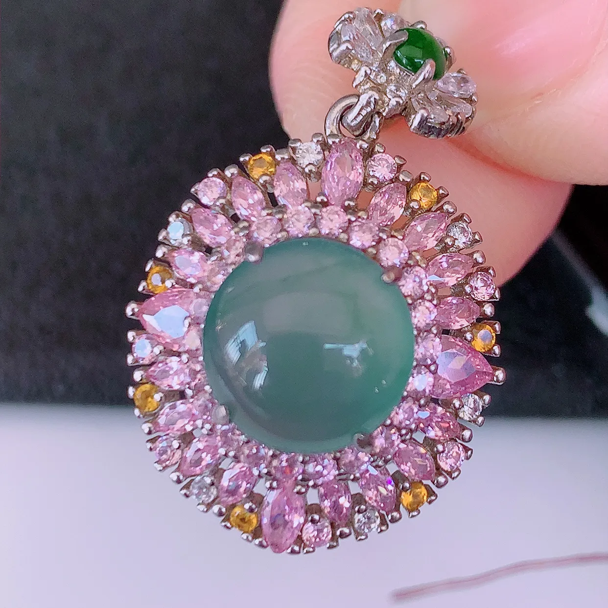 冰透满绿翡翠925银镶嵌吊坠，自然光实拍，翠色灵动，颜色漂亮，种老水足，品相佳，佩戴佳品！#97.7整体28*18.5*10.5裸石9.8*9.6