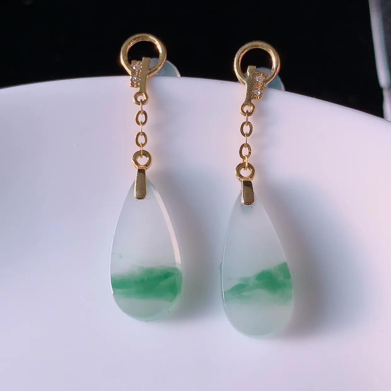 自然光实拍 18k金镶嵌冰种飘花翡翠水滴耳坠，沁人心脾，豪华镶嵌而成，耳坠佩戴效果大气出众，尽显气质。种水好，胶感足，颜相当漂亮，高性价比，值得入手品鉴！#83.10耳坠整体长30.5-7.5*12裸石 16*7.5*2.8