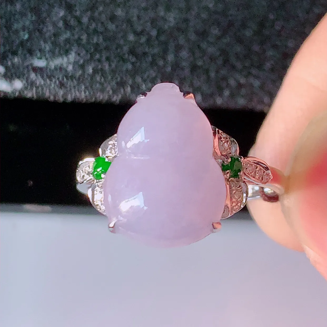 自然光实拍 18K金精工镶嵌紫罗兰翡翠葫芦戒指，玉质细腻，翡翠色泽均匀，艳丽饱满，款式高贵大气，14