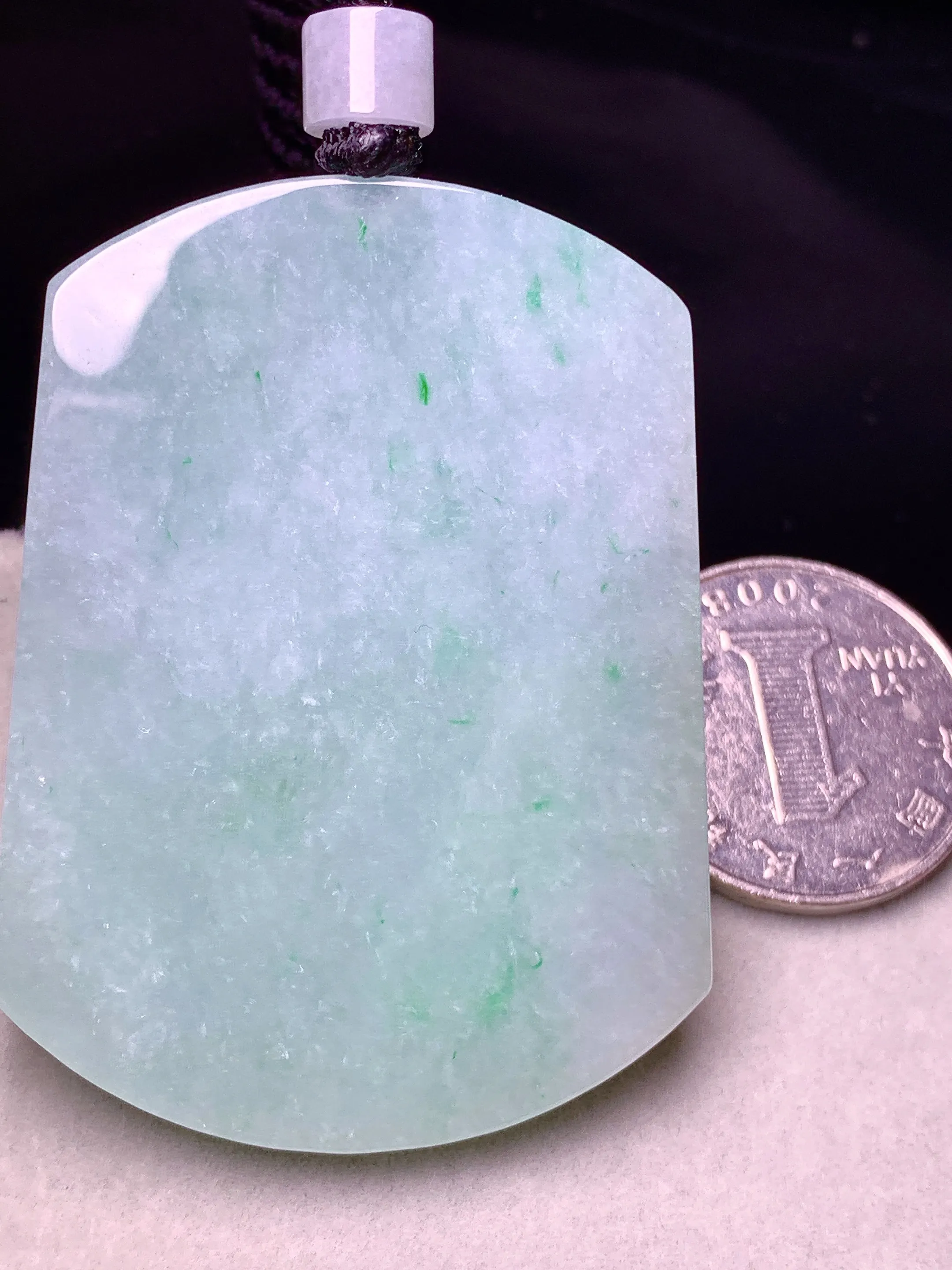 飘花无事牌吊坠 玉质细腻 色泽艳丽清新 整体尺寸55*40.8*5.6