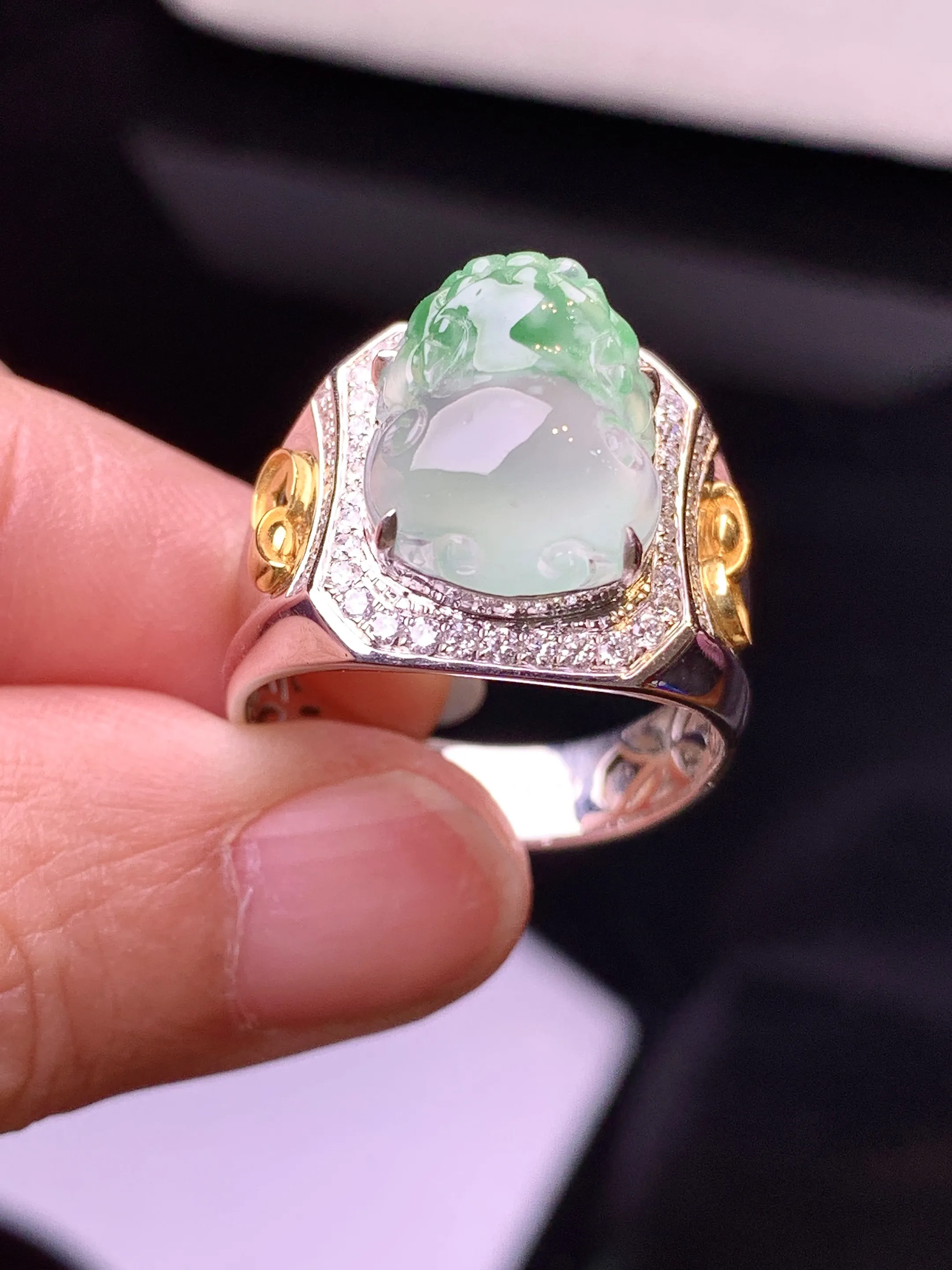 18k金钻镶嵌冰种飘绿貔貅戒指 玉质细腻 色泽艳丽清新 圈口20 裸石尺寸13.5*11.2*5.5