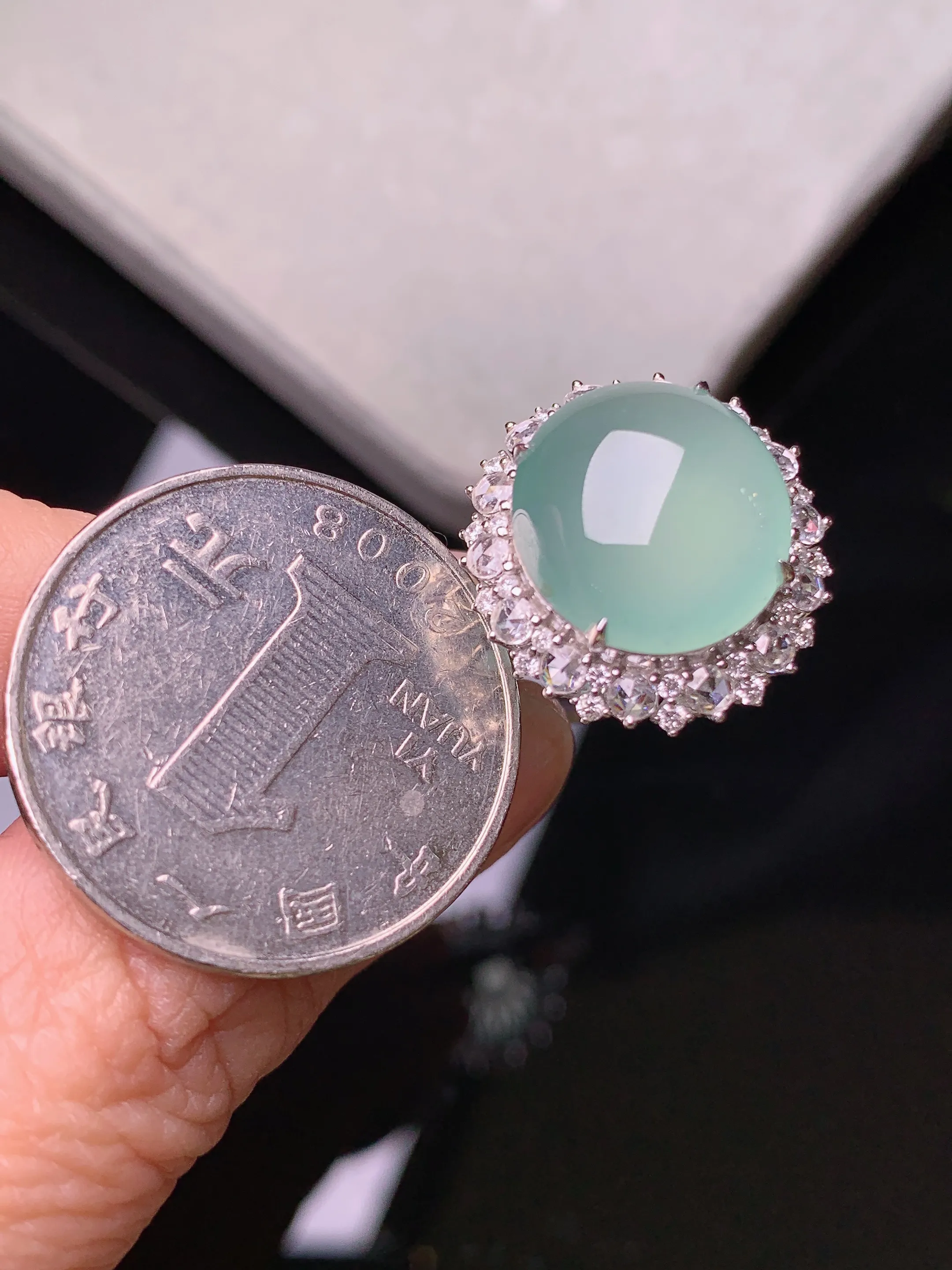 18k金钻镶嵌冰种蛋面戒指 玉质细腻 色泽艳丽清新 圈口13.5 整体尺寸19.5*18*11.6