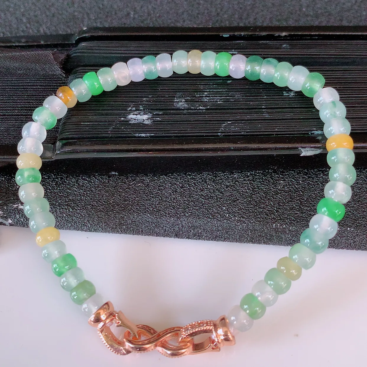 自然光实拍，冰种多宝翡翠手链，多彩翡翠手串，颜色丰富，料子细腻，高档大气，自戴送礼佳品！#60.7取一尺寸4.5