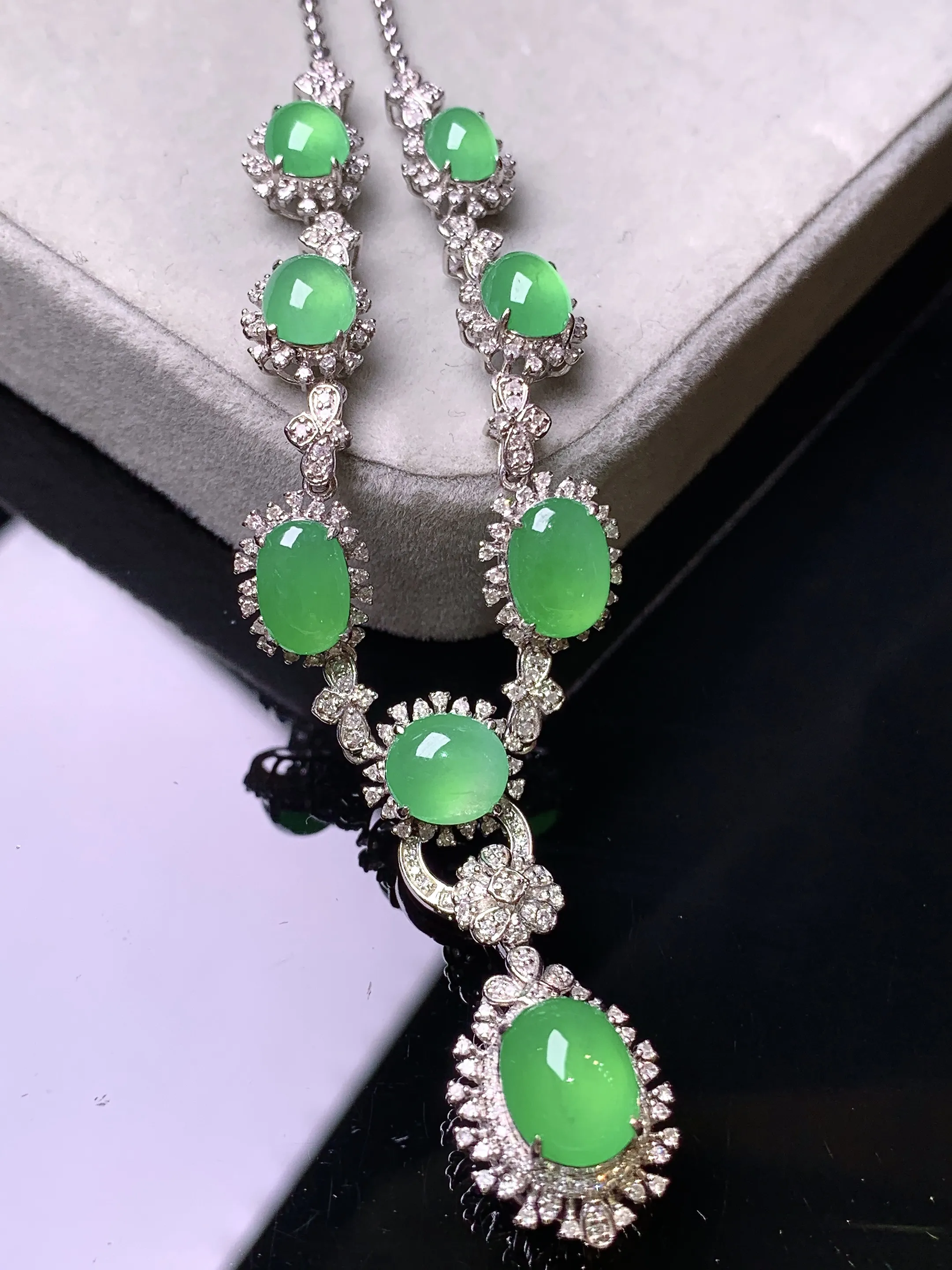 18k金钻镶嵌多用满绿蛋面项链吊坠 玉质细腻 色泽艳丽清新 整体尺寸23.3*12*9.3