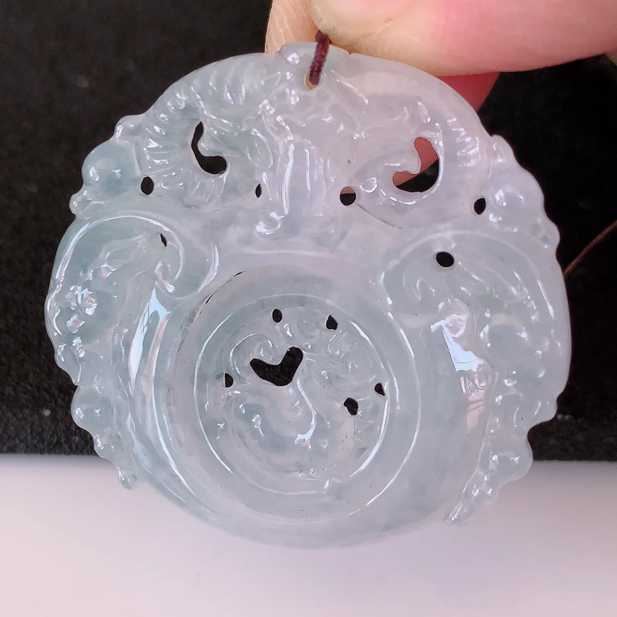 自然光实拍，冰种翡翠生肖三羊开泰吊坠，质地细腻，温润顺滑，造型清新雅致。造型逼真生动，整器布局合理，画面和谐自然，羊”谐音“阳”，此件寓意三阳开泰，吉祥亨通，预兆好运与万事吉祥。#87.7