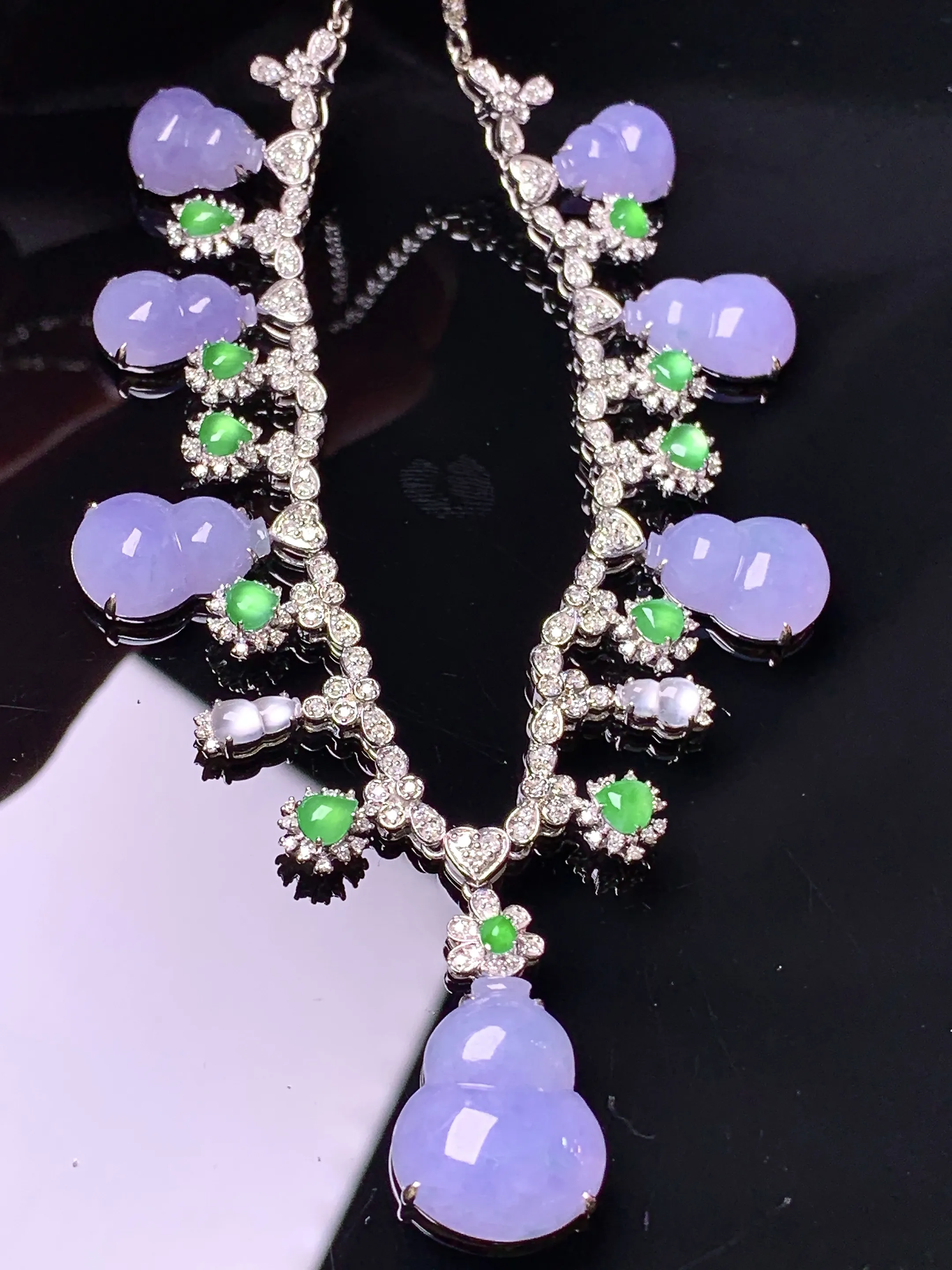 18k金钻镶嵌紫罗兰葫芦项链 玉质细腻 色泽艳丽清新 整体尺寸15.6*12.5*3.9