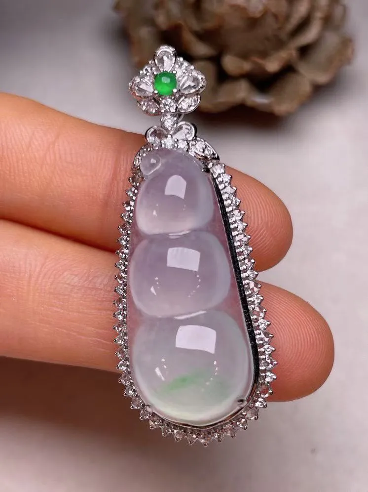 冰种飘绿福豆吊坠、真金真钻镶嵌，种水好，玉质细腻 .裸石尺寸 30.0*13.2