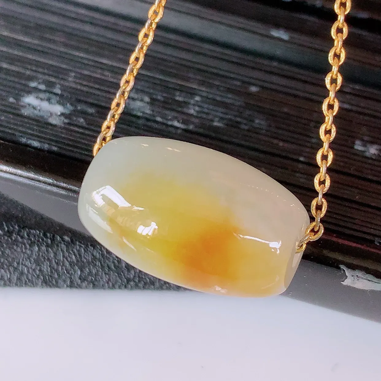 自然光实拍，冰润黄翡双彩翡翠路路通吊坠，寓意时来运转、财源滚滚，款式新颖时尚，日常百搭的款！配图银链#94.7