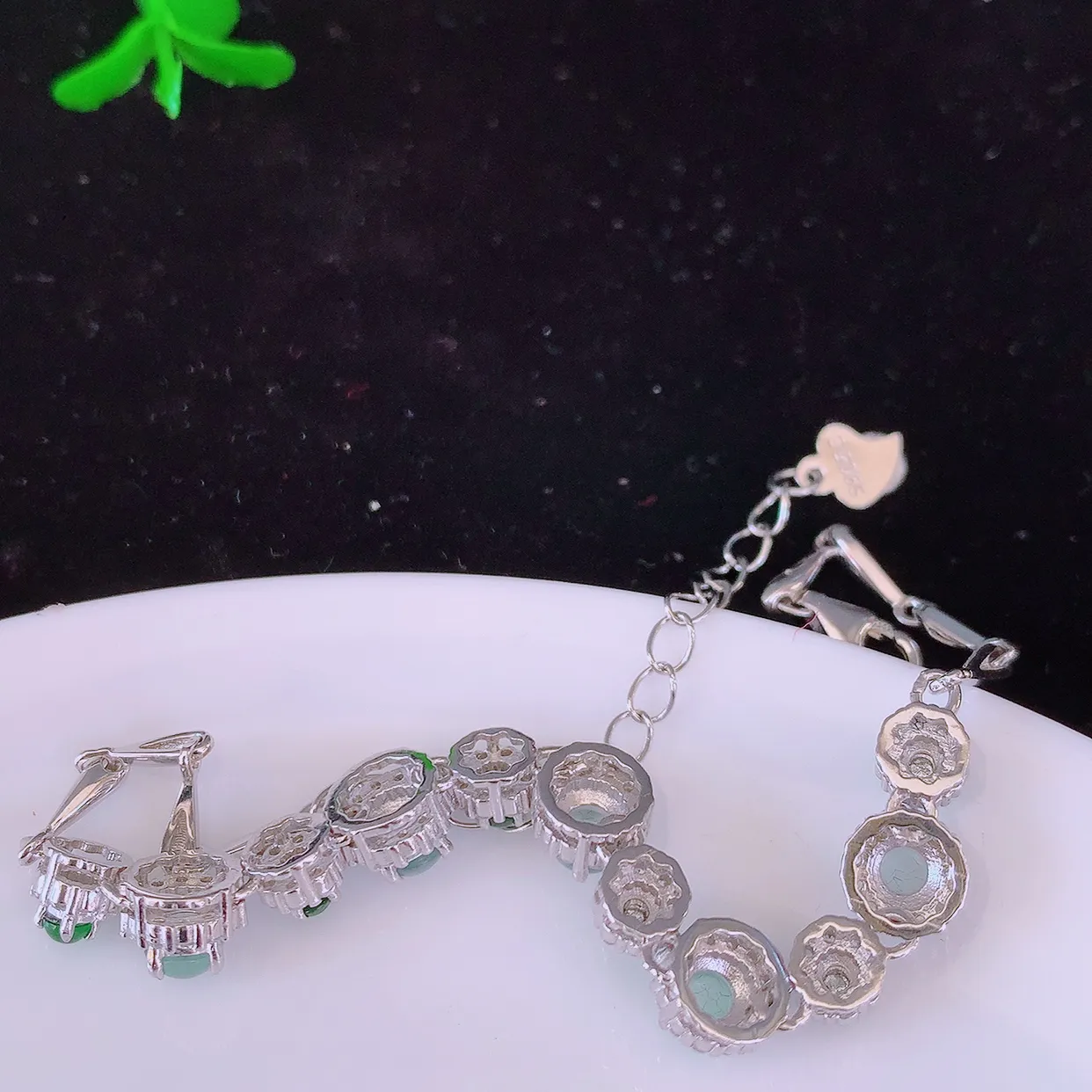 冰透满绿翡翠925银镶嵌手链，自然光实拍，翠色灵动，颜色漂亮，种老水足，品相佳，佩戴佳品！#97.7取一整体6*6*5.6裸石4*4