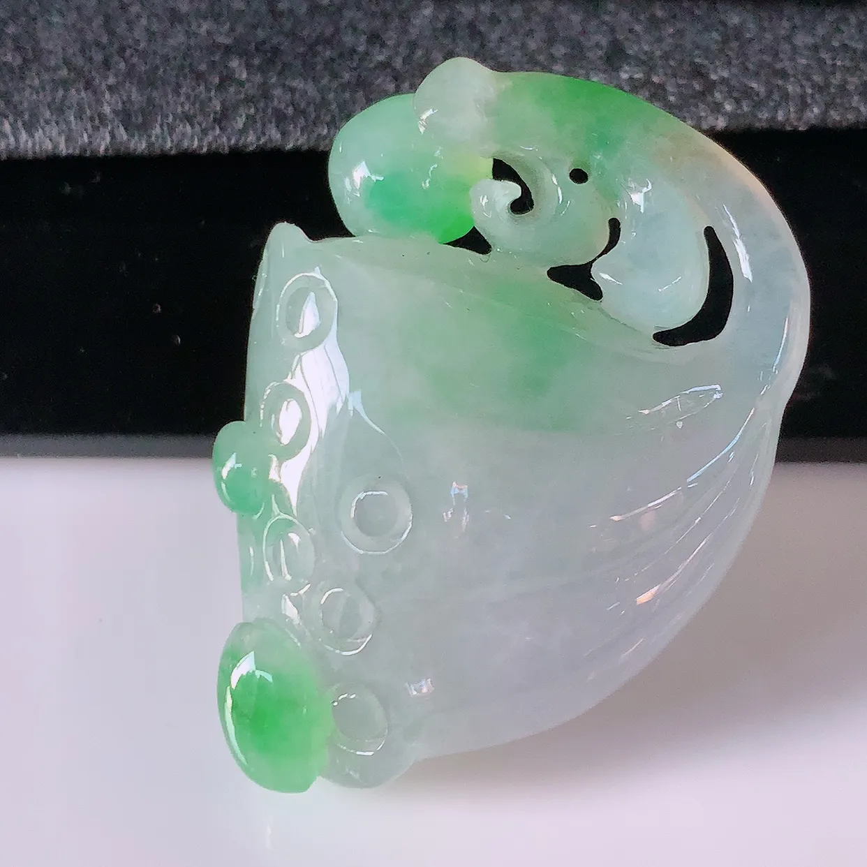 自然光实拍，冰润飘绿翡翠招财莲蓬吊坠，水润精细，寓意路路都通，有着促进事业有运！#02.10