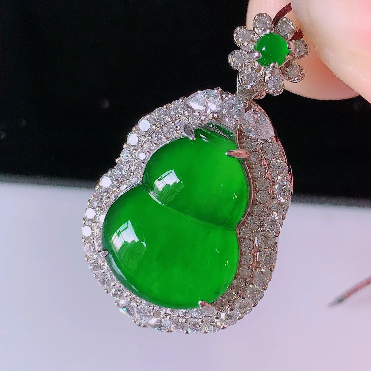 冰透满绿翡翠925银镶嵌葫芦吊坠，自然光实拍，翠色灵动，颜色漂亮，种老水足，品相佳，佩戴佳品！#97.10整体28*16.8*11.5裸石14.5*11.5