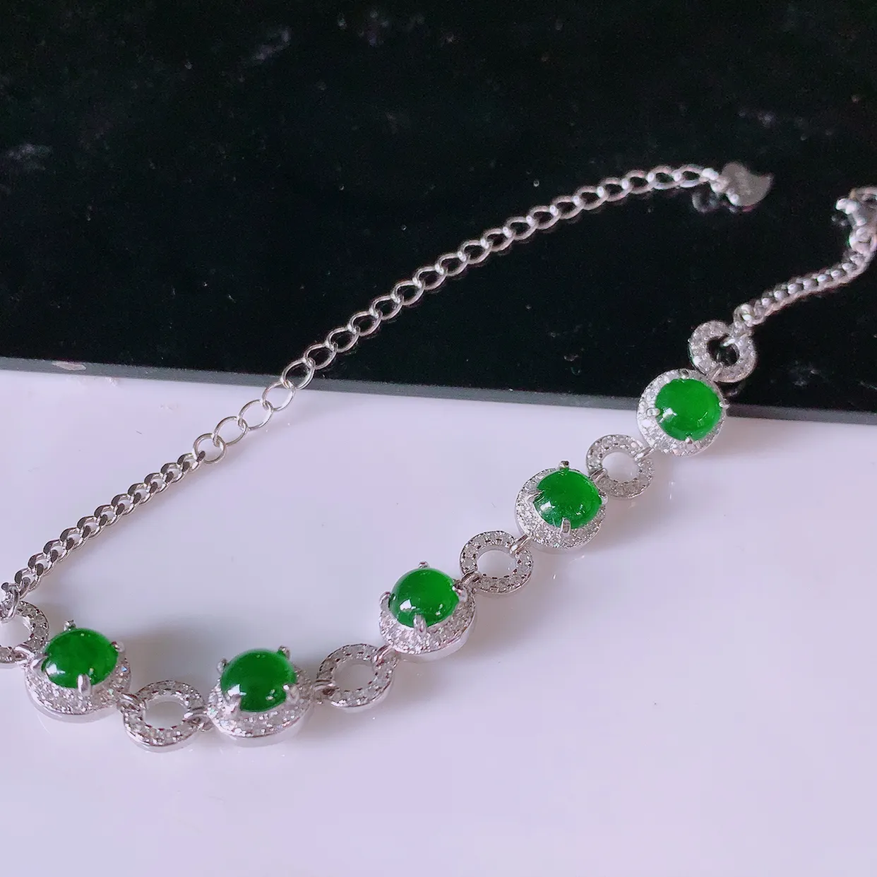 冰透满绿翡翠925银镶嵌手链，自然光实拍，翠色灵动，颜色漂亮，种老水足，品相佳，佩戴佳品！#97.10取一整体8*7.5*5.5裸石5.2.*5.2