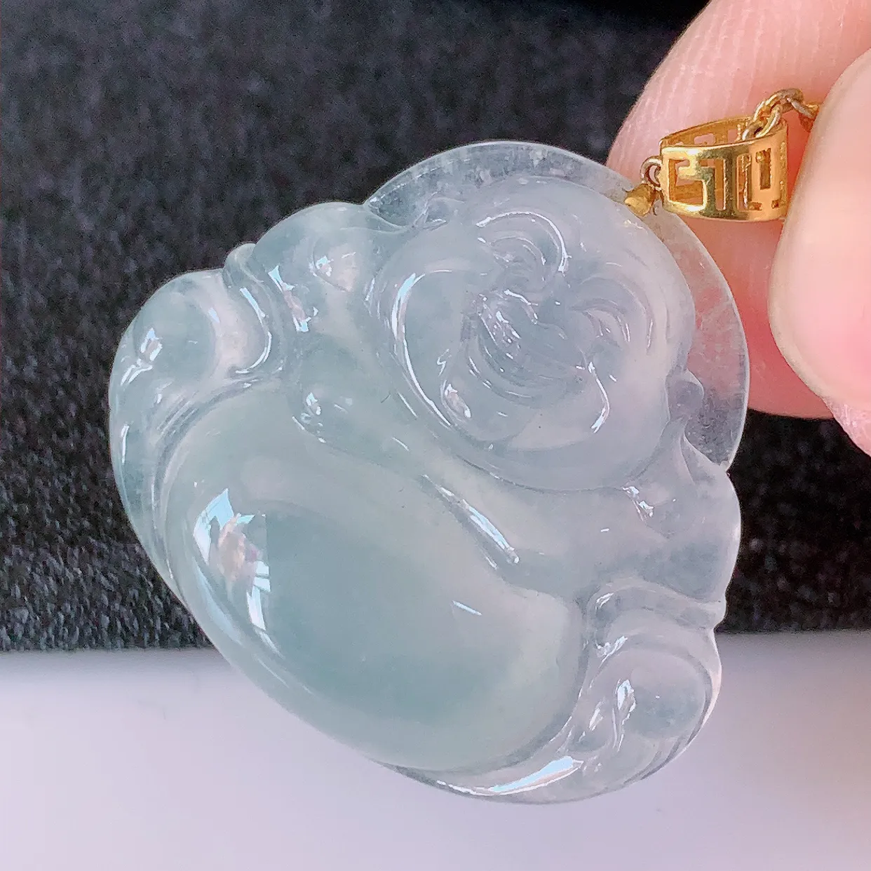 自然光实拍，18K金镶嵌冰种翡翠佛公吊坠，冰透饱满， 佛公亦保平安，寓意有福（佛公）相伴，品相佳，配戴优雅迷人！#41.7整体27.5裸石25*22.8*5.5