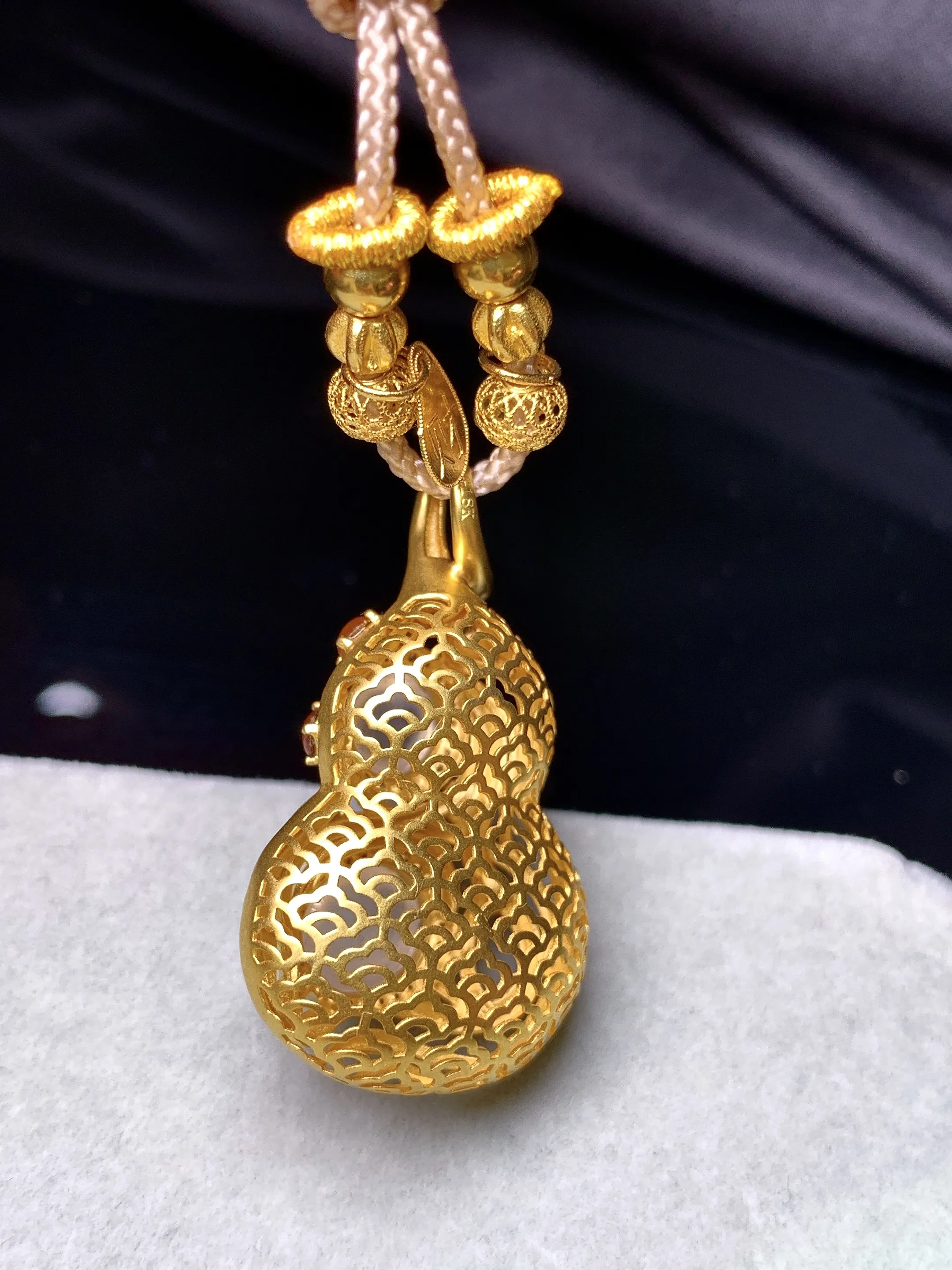 18k金钻镶嵌冰种蛋面吊坠 玉质细腻 色泽艳丽清新 整体尺寸32.5*19.3*14.5