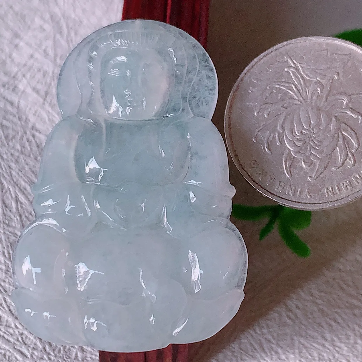 自然光实拍，冰种翡翠观音菩萨吊坠，赐福观音，玉润通透，慈祥端庄！#47.10