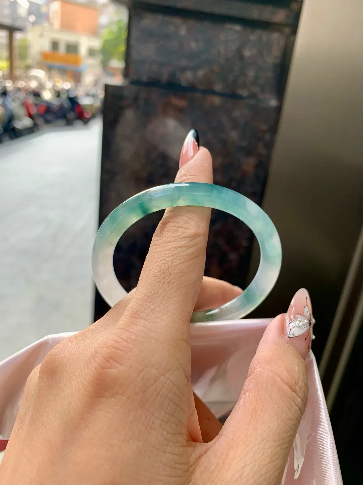 冰飘花贵妃
51-44.5-7-7
打灯小细纹，不影响，底妆冰透，胶润细腻，蓝花灵动飘逸，勾勒出一幅唯美诗意的山水意境画，古典优雅又秀气