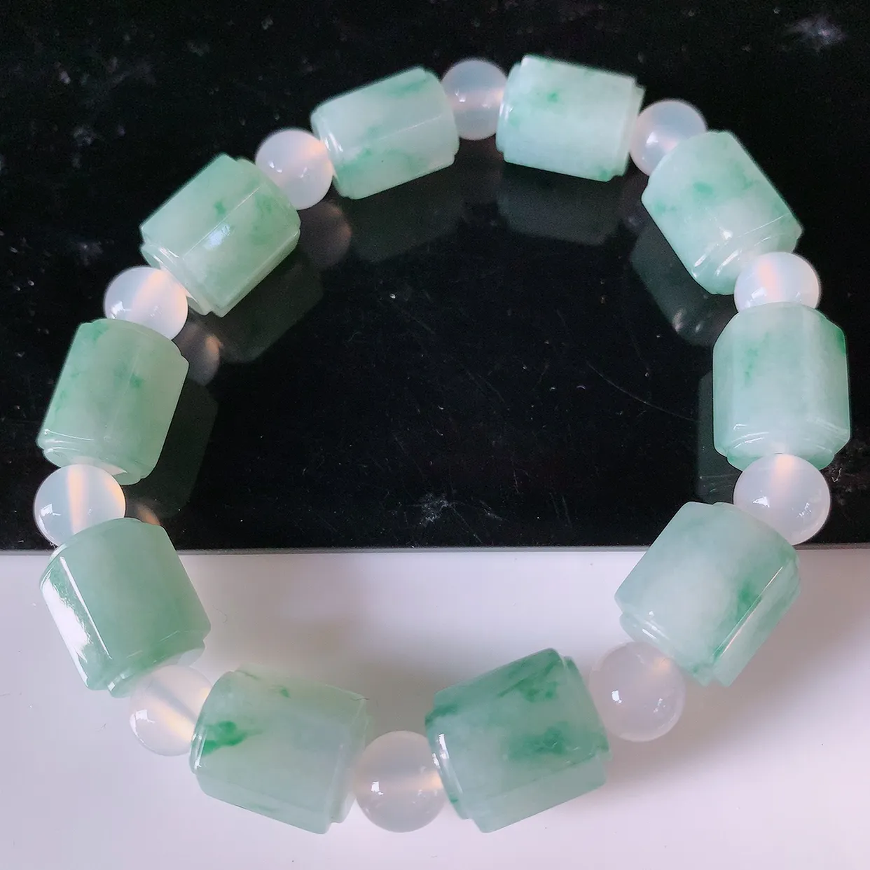 自然光实拍，冰润飘花翡翠手链，路路通翡翠手串，花式飘逸，佩戴效果大方时尚，圆珠为装饰珠！#89.10取一尺寸13.8-10.8